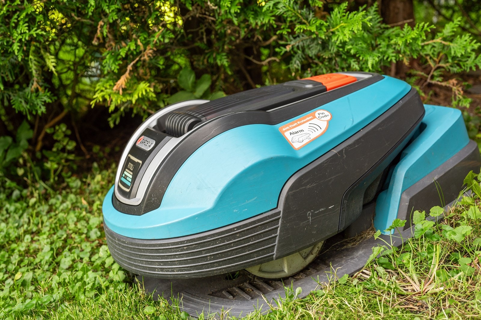 Robotgressklipperen sørger for å holde plenen nyklippet og klar for bruk. Det er også installert selvanningssystem i samt varmtvann i utekranen. Galleribilde