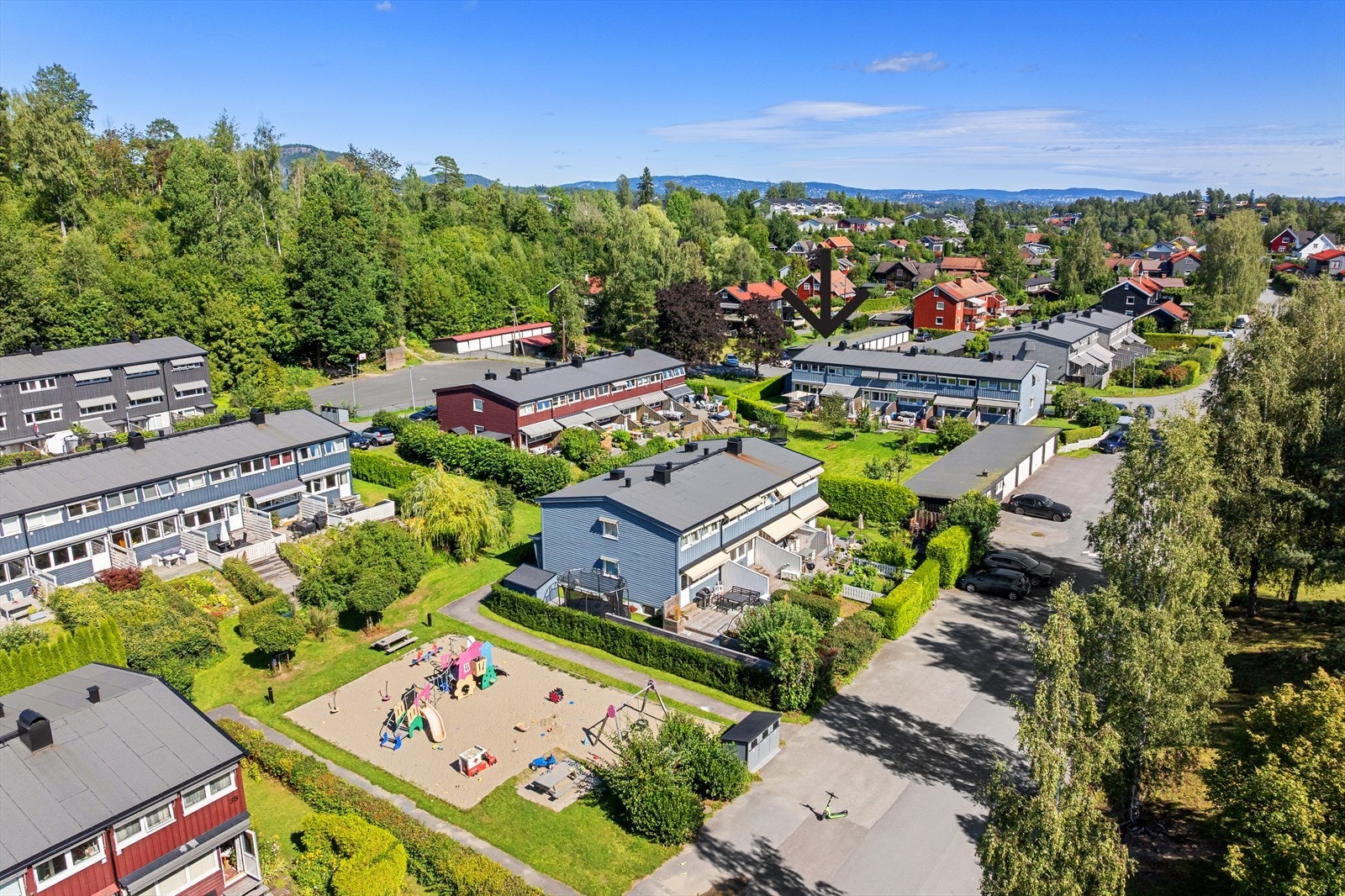 På området er det opparbeidet flere lekeplasser, sittegrupper, og grøntområder. Galleribilde