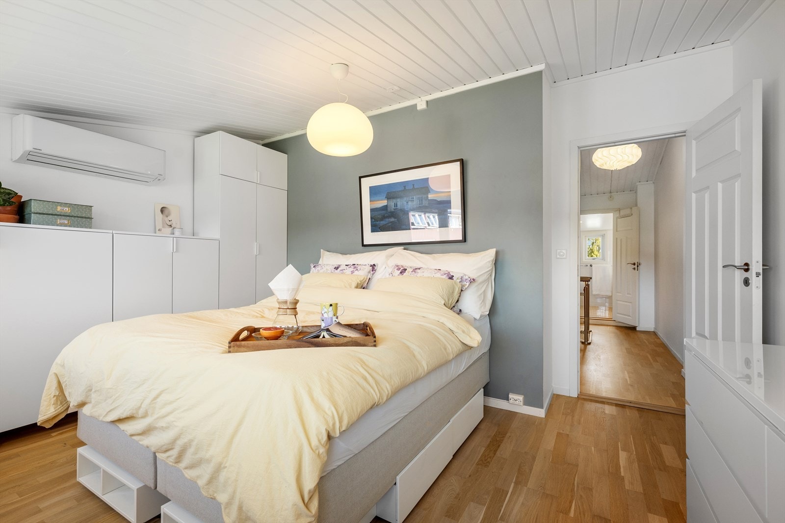 Hovedsoverommet er stort og romslig nok til å møblere med dobbeltseng og nattbord i tillegg til garderobeløsninger. Galleribilde