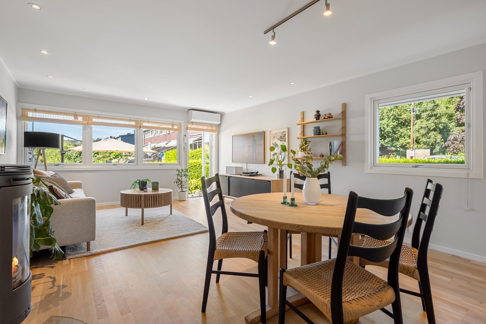 Det er også plass til spisestue i stuen. Galleribilde