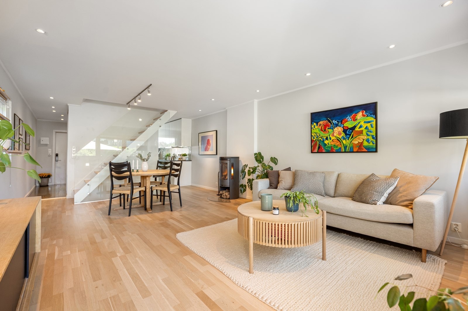 Det er satt inn en peisovn i stuen som varmer godt på kaldere dager og skaper koselig stemning. Galleribilde