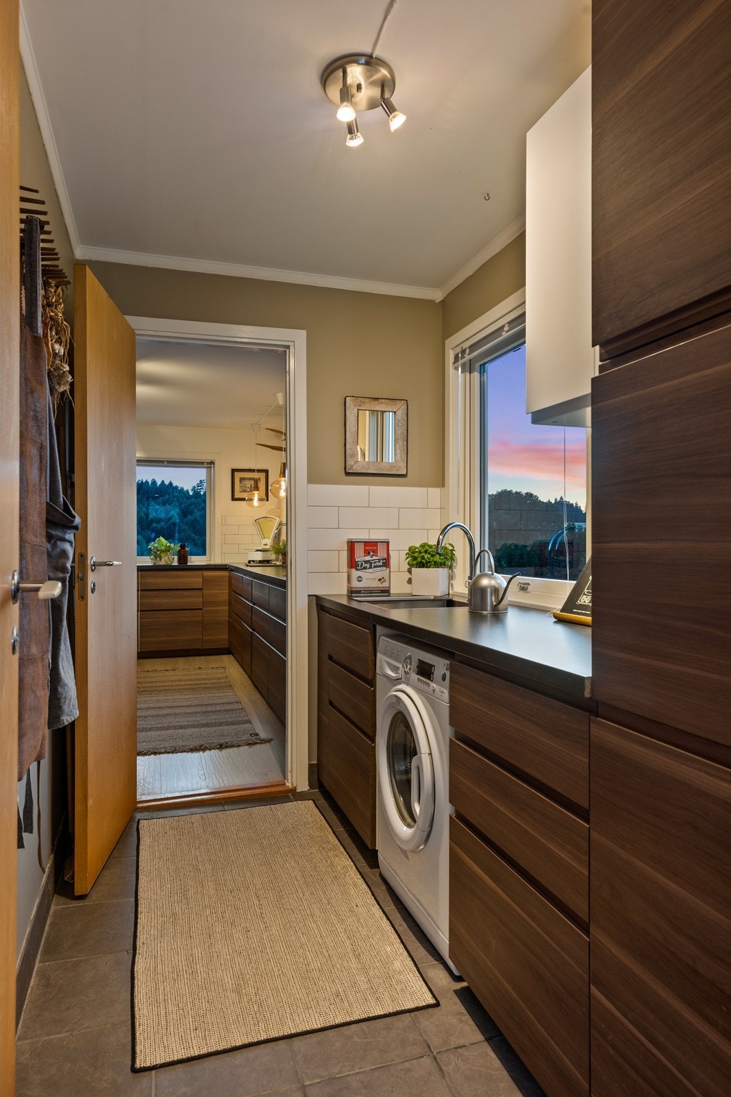 I 1. etasje er det et eget vaskerom med god arbeidsbenk og flere skap. Galleribilde