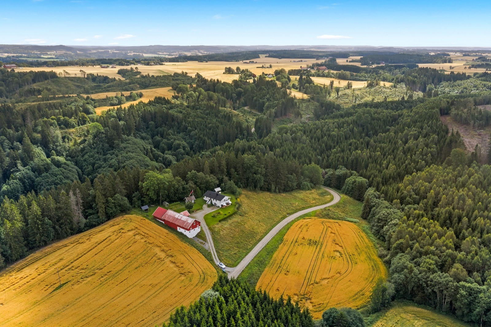 Flott kulturlandskap omkranser eiendommen. Galleribilde