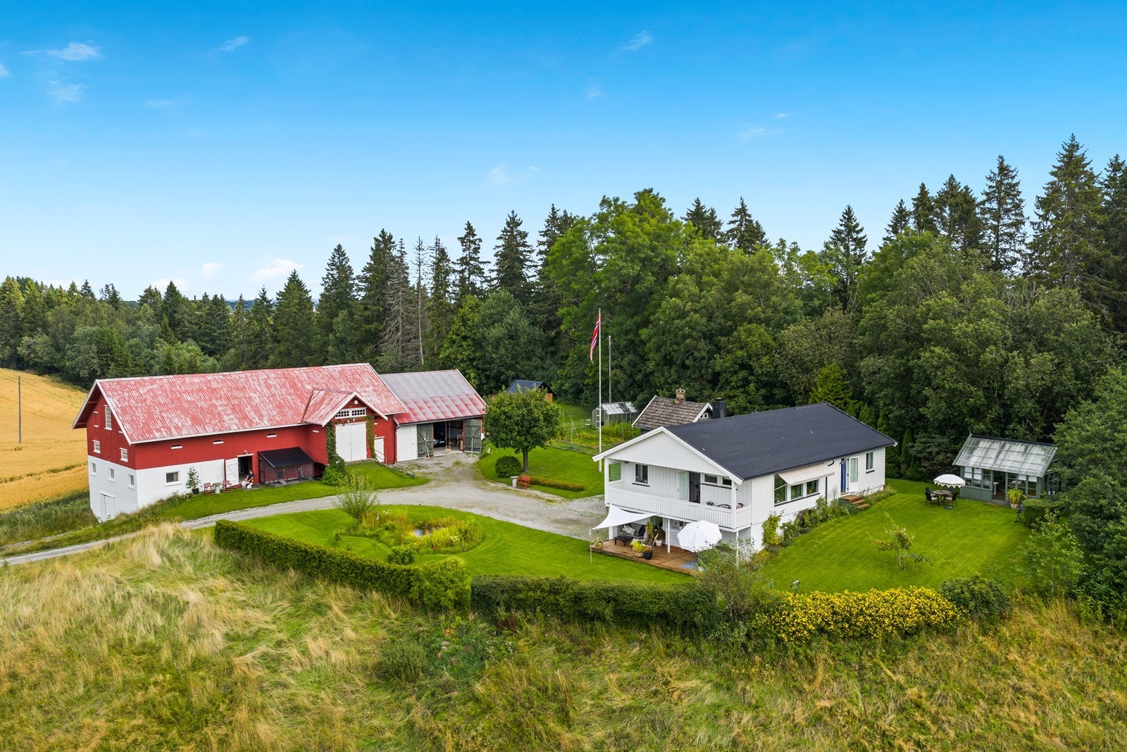 Velkommen! Et meget koselig småbruk med mange muligheter for den rette. Bolighuset er vedlikeholdt og oppgradert. Presentert av Anita Heer, Aktiv Eiendomsmegling Mysen og Rakkestad. Galleribilde