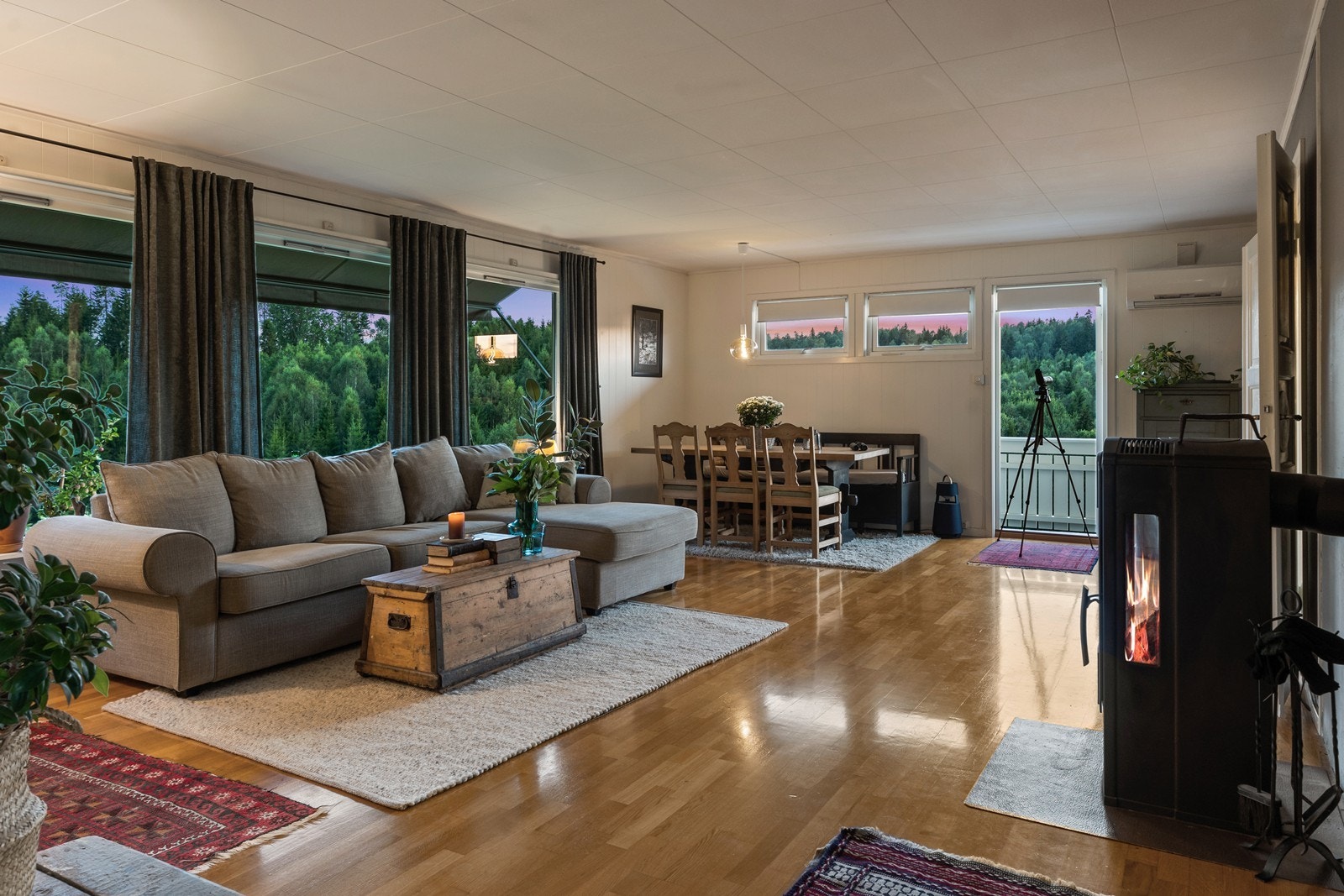 Hyggelig stue med 3-stavs eikeparkett på gulvet og store vinduer. Galleribilde