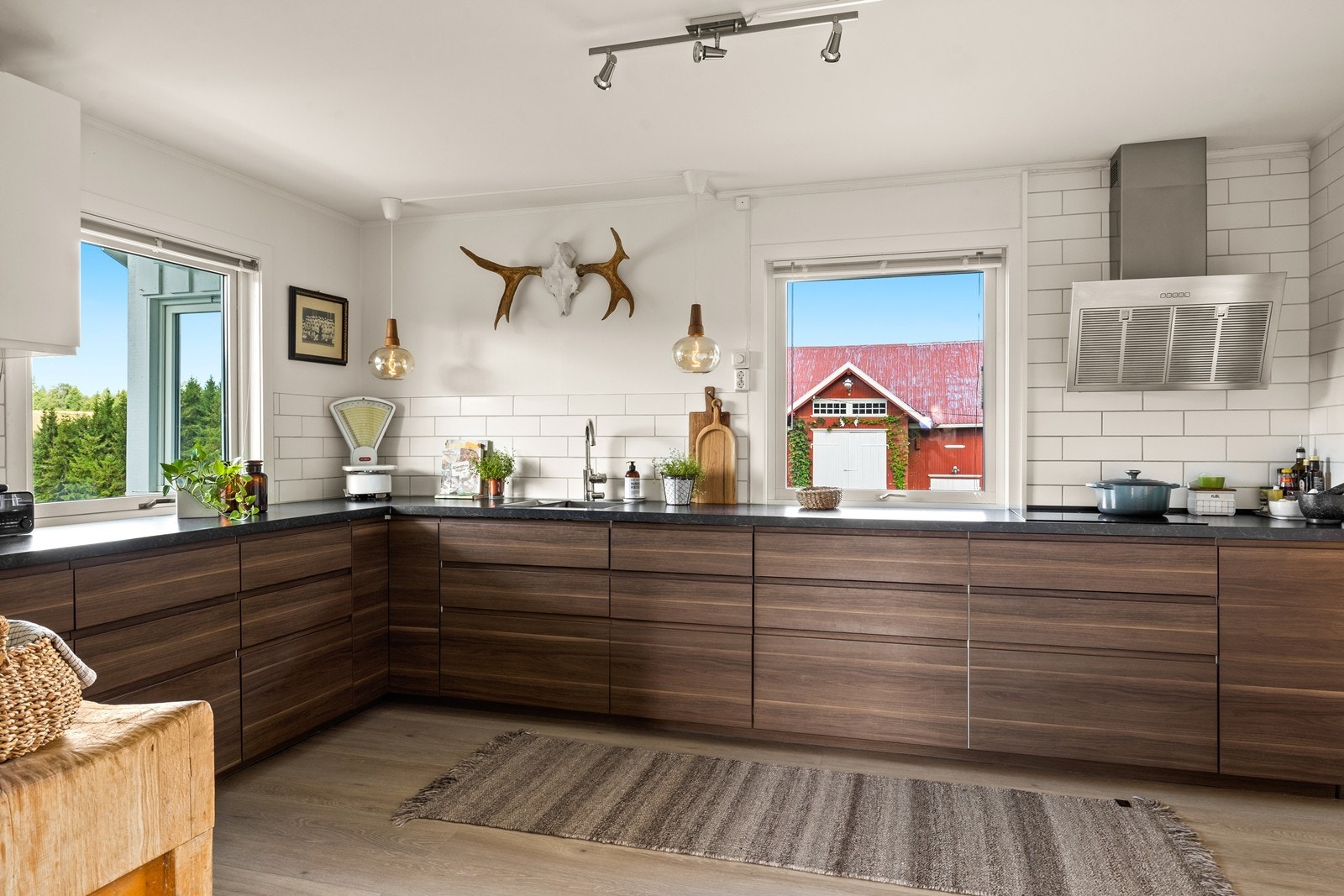 Pent kjøkken fra 2018. Innredning fra IKEA med slette fronter og laminerte benkeplater. Galleribilde