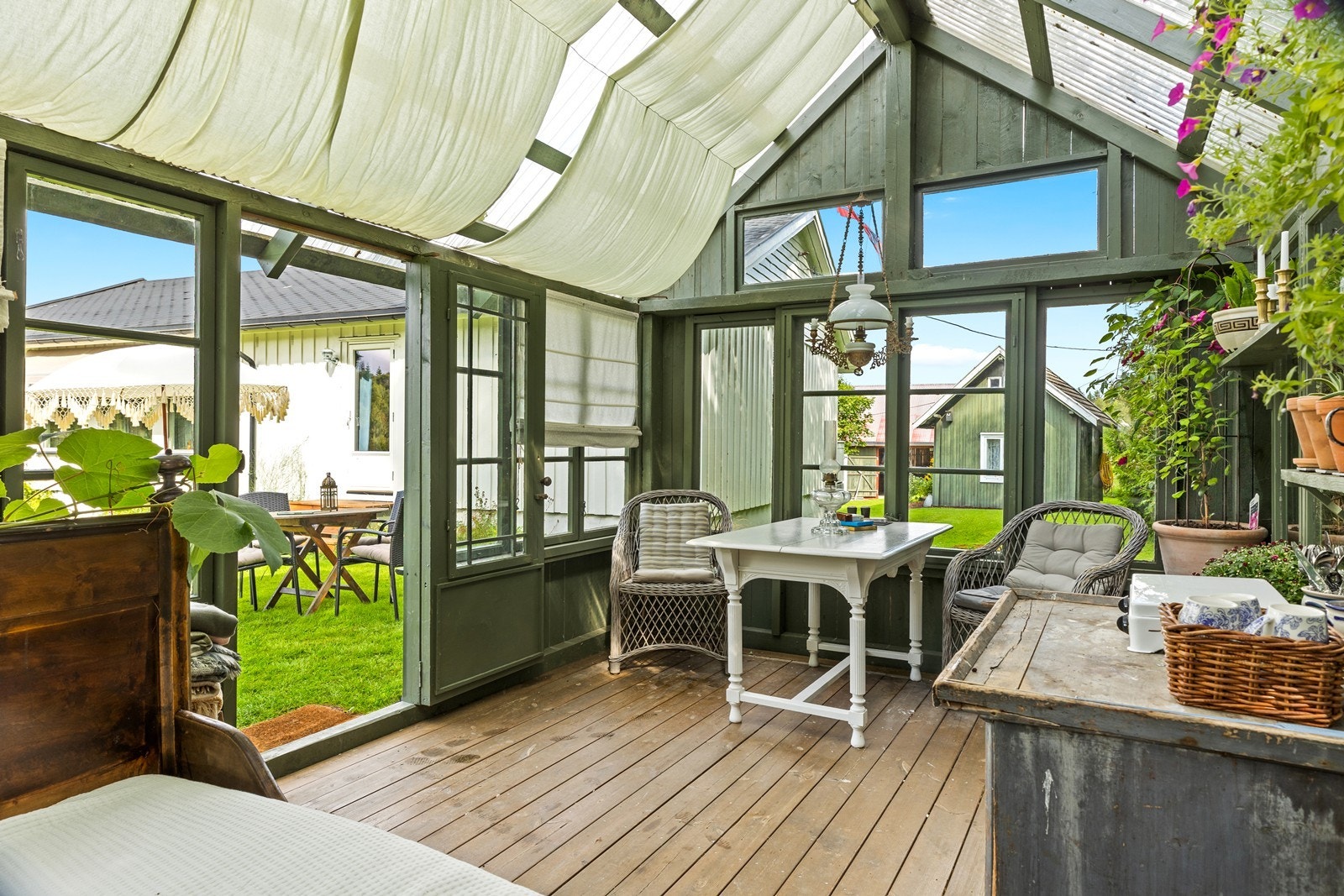 Dette drivhuset gir ikke bare deilige grønnsaker, her er det sjelefred å få.. Galleribilde