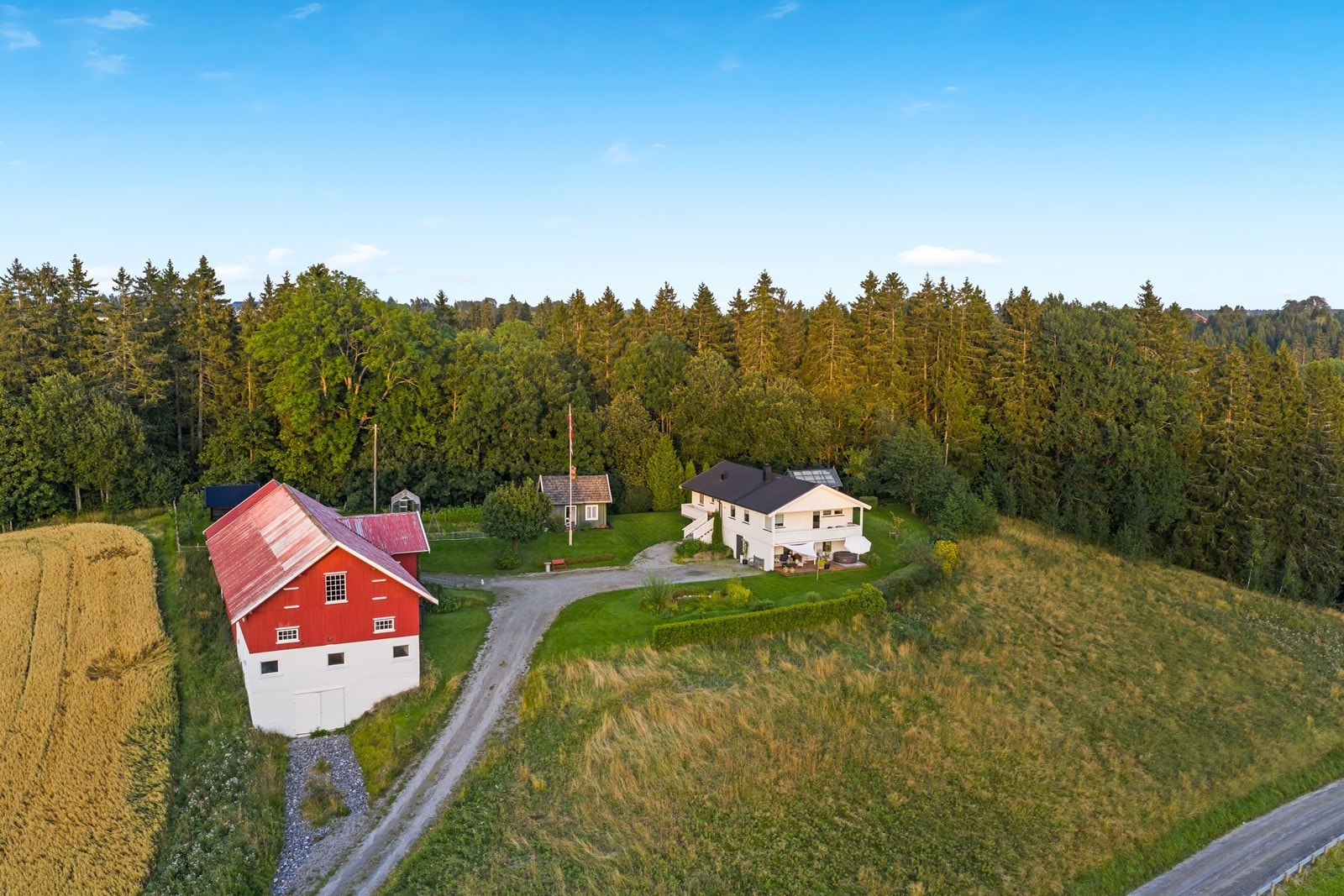 Eiendommen er på nesten 25 dekar, og har en flott beliggenhet i Åserveien mellom Tosebygda og Askim. Galleribilde