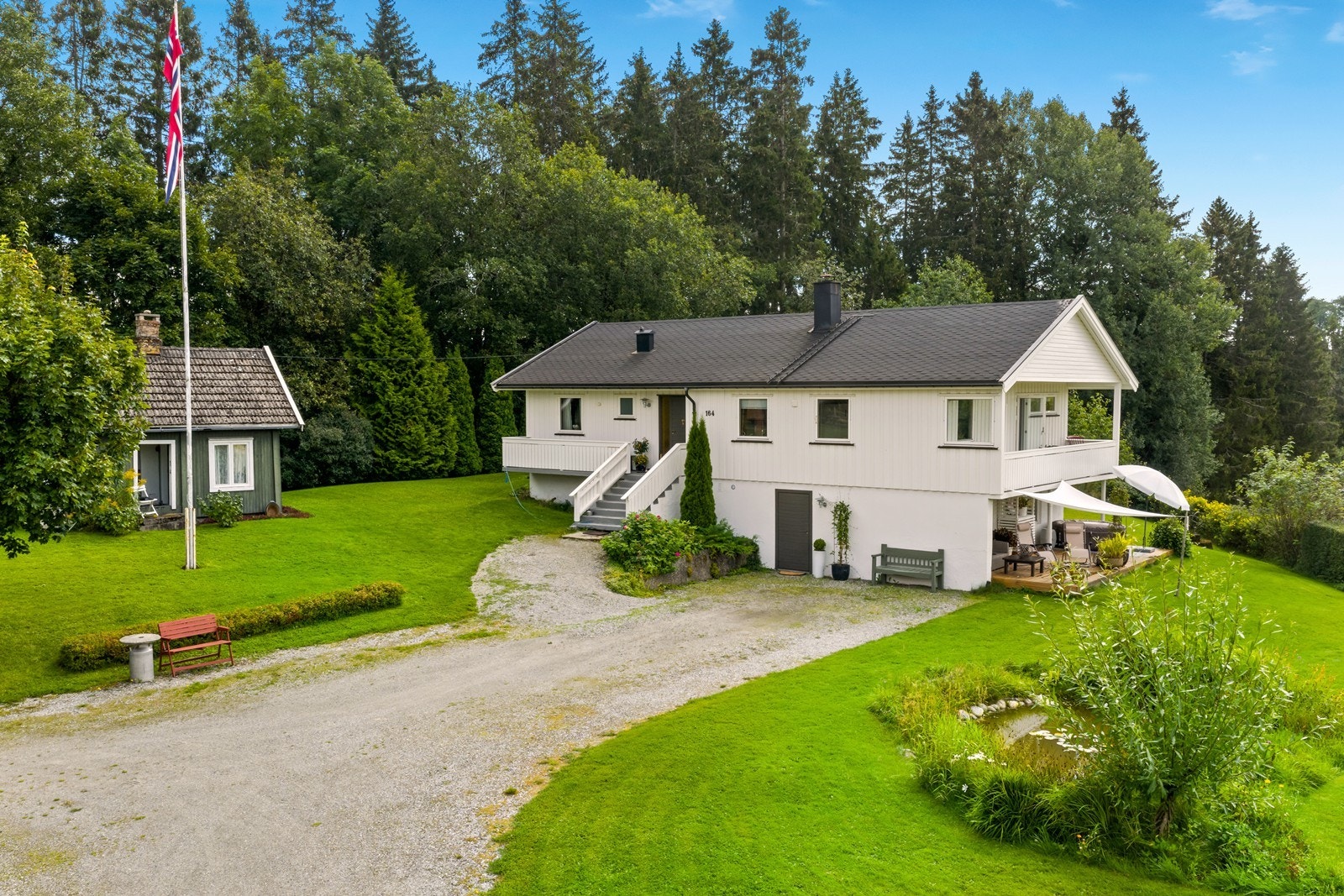 Enebolig over to plan. Oppført i 1976, men er godt vedlikeholdt og oppgradert. Galleribilde