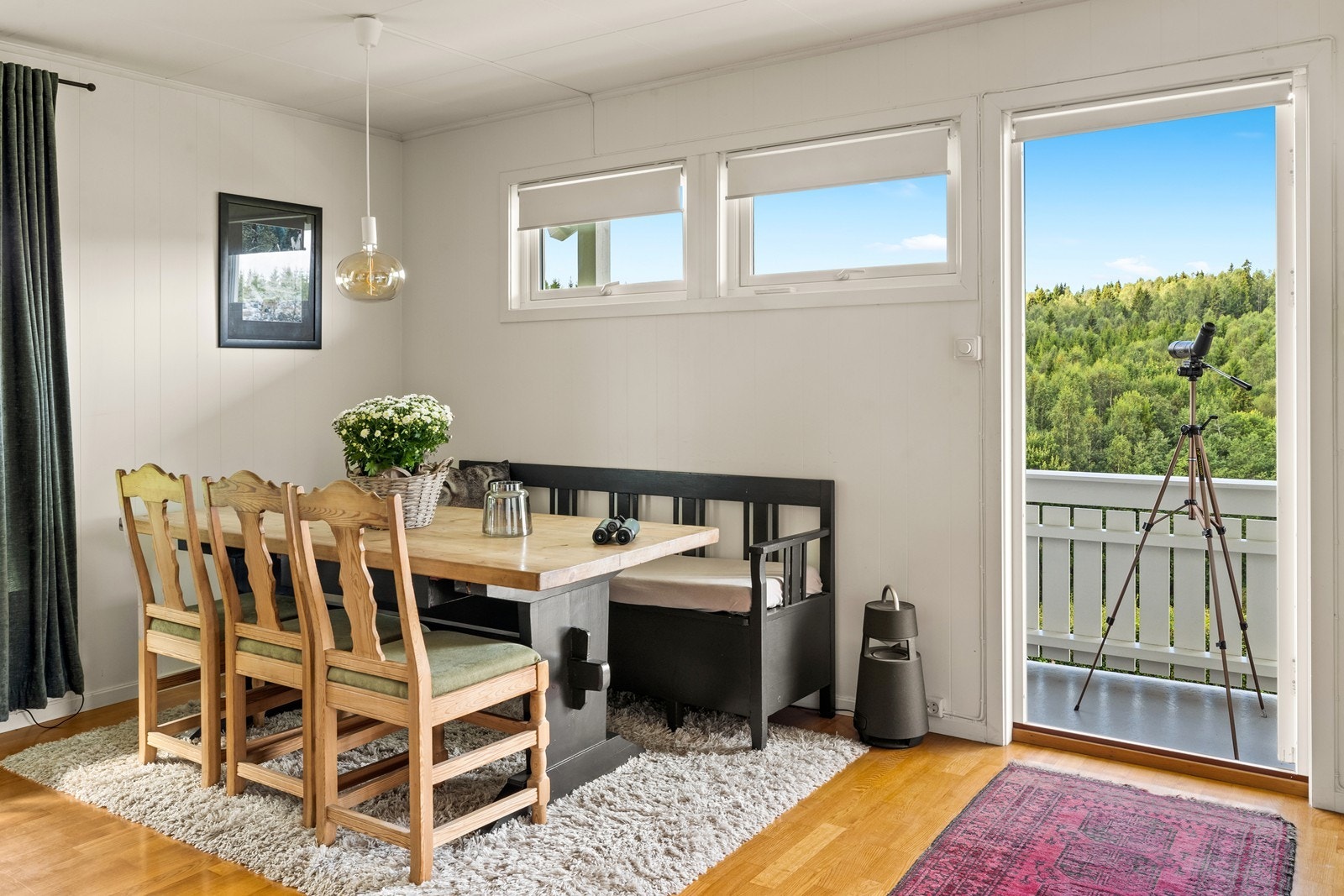 Stue med spiseplass i tilknytning til kjøkkenet.
Herfra er det utgang til veranda. Galleribilde