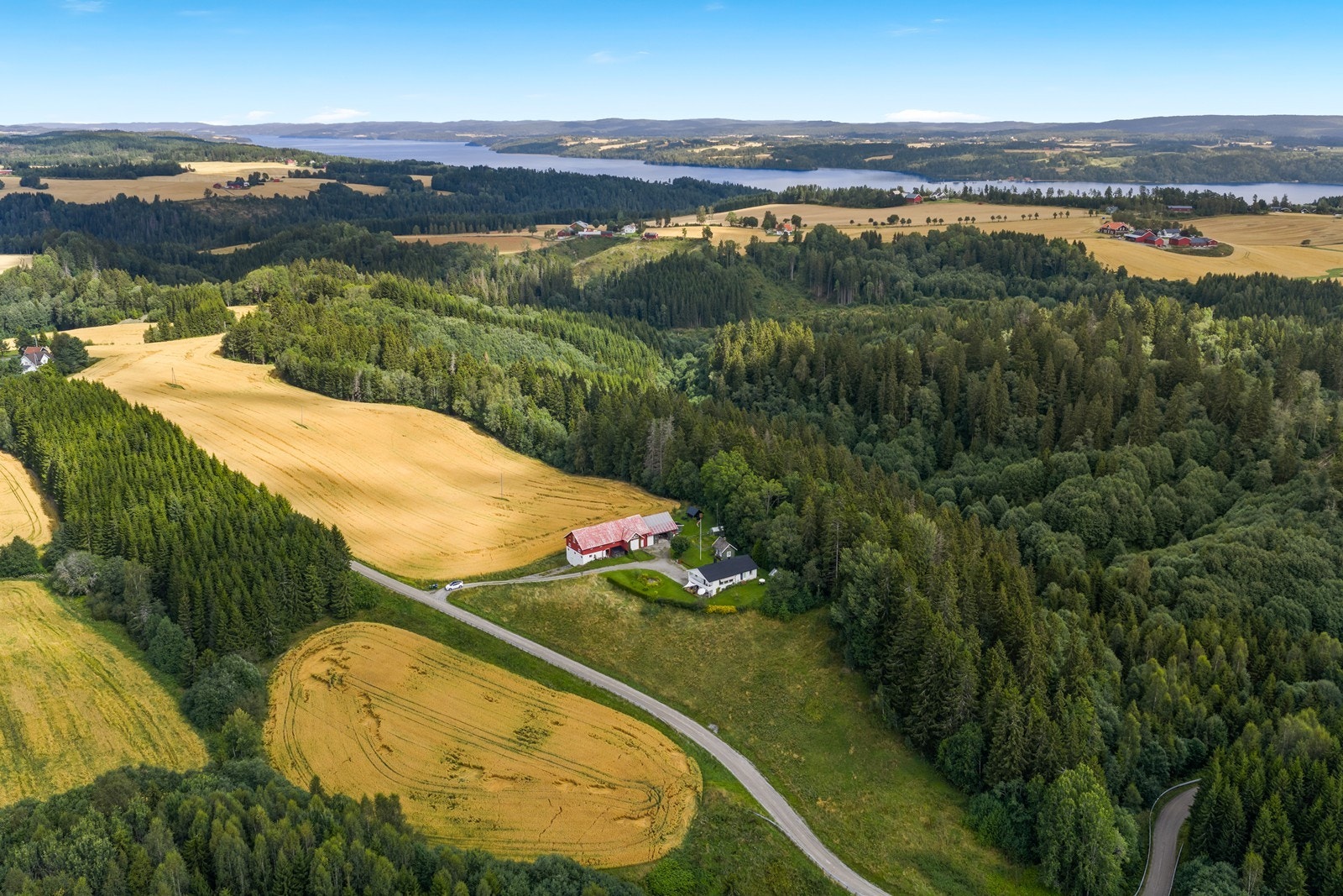 Eiendommen ligger ikke så langt fra idylliske Øyeren med muligheter for bading, fisking og båtliv. Galleribilde
