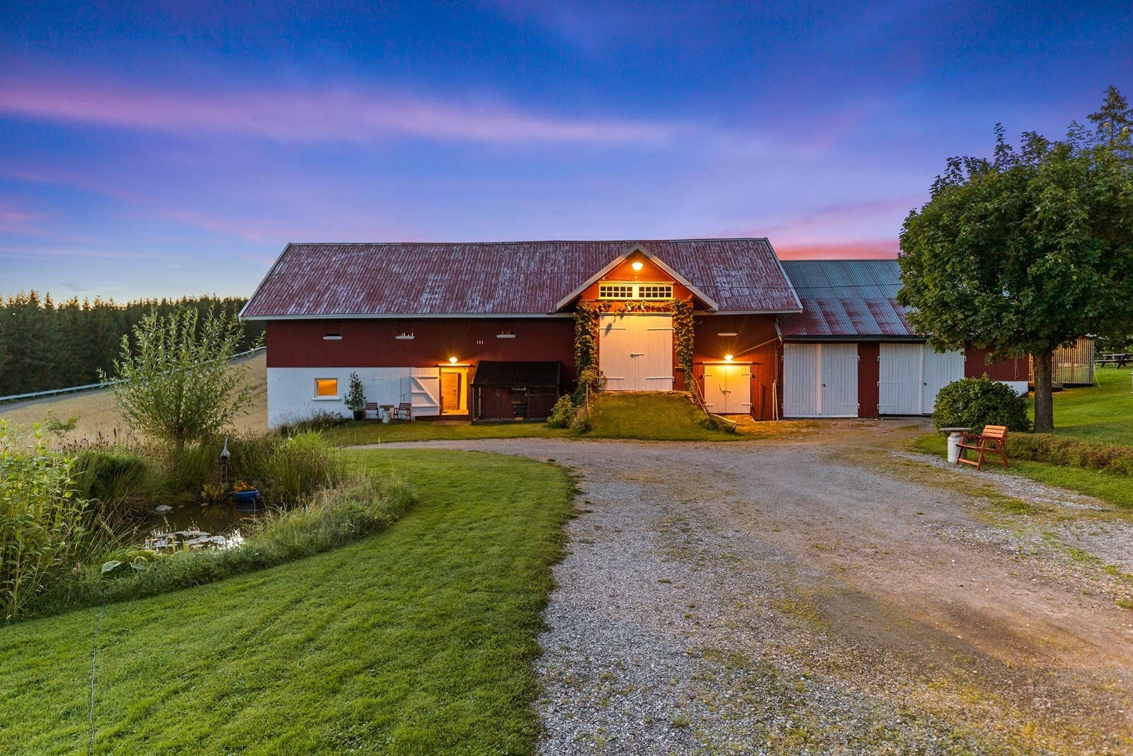 Låven har et bruksareal på totalt 323 kvm. med låve, garasje, lagerrom, vognskjul og kjørebro. Galleribilde