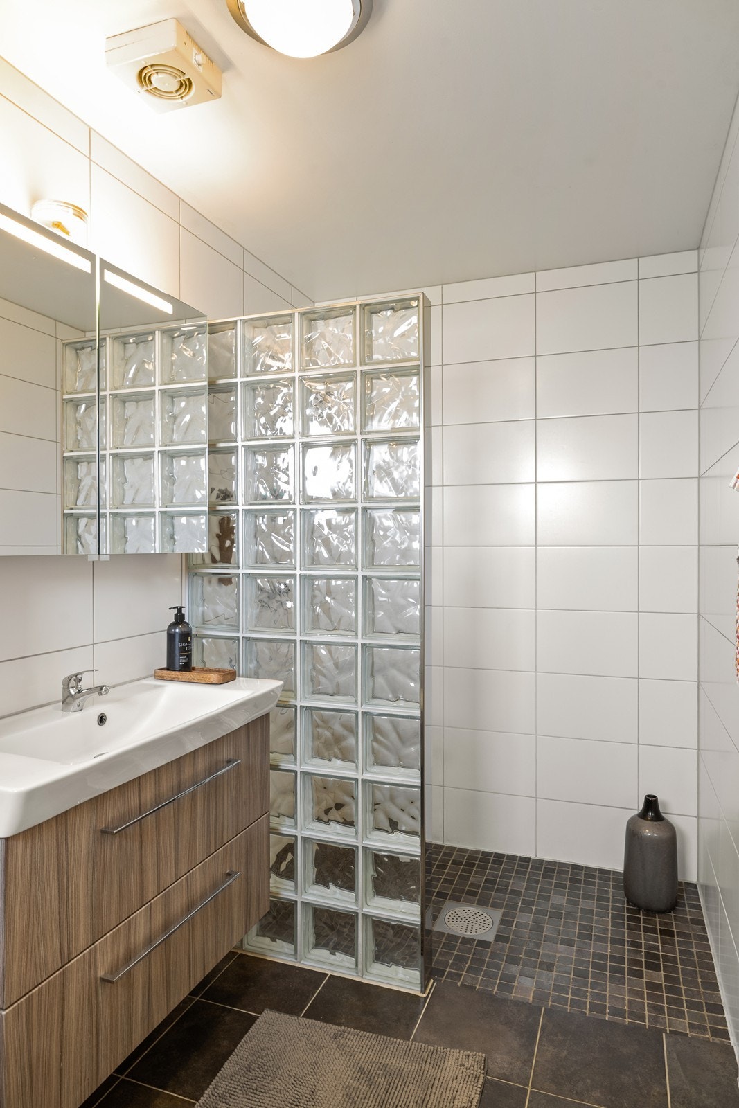 I tillegg til toalett og servantinnredning, er badet utstyrt med egen dusjnisje. Galleribilde