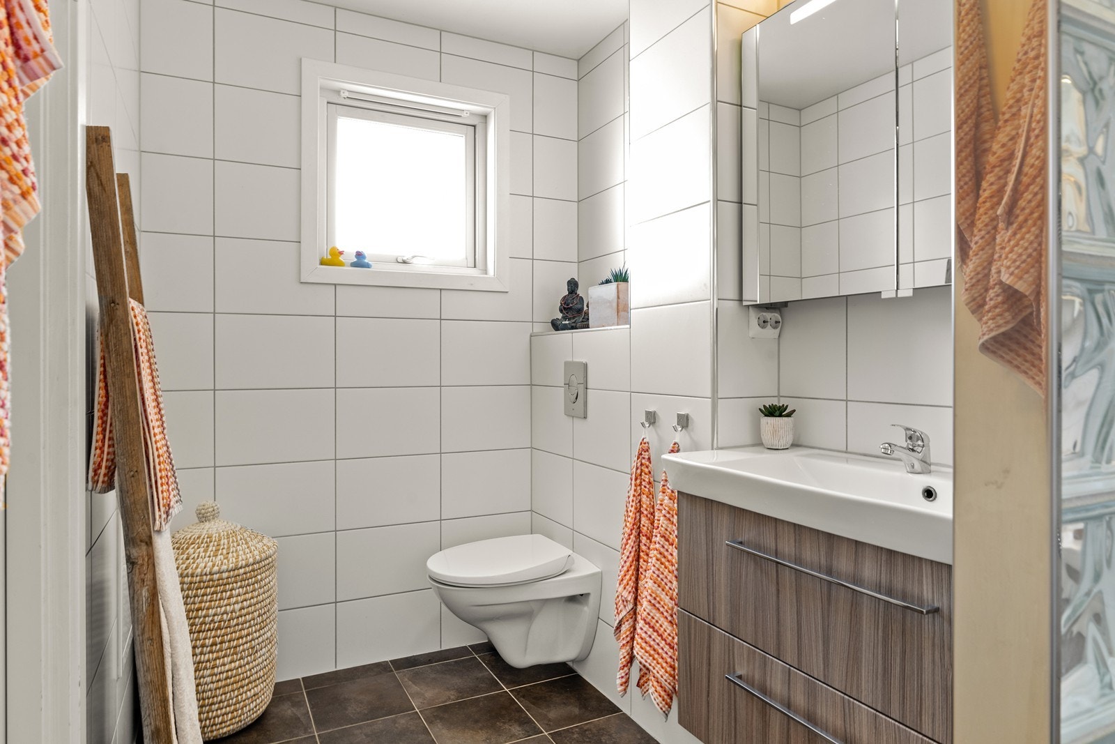 Flislagt bad i 1. etasje som ble pusset opp i 2012. Galleribilde