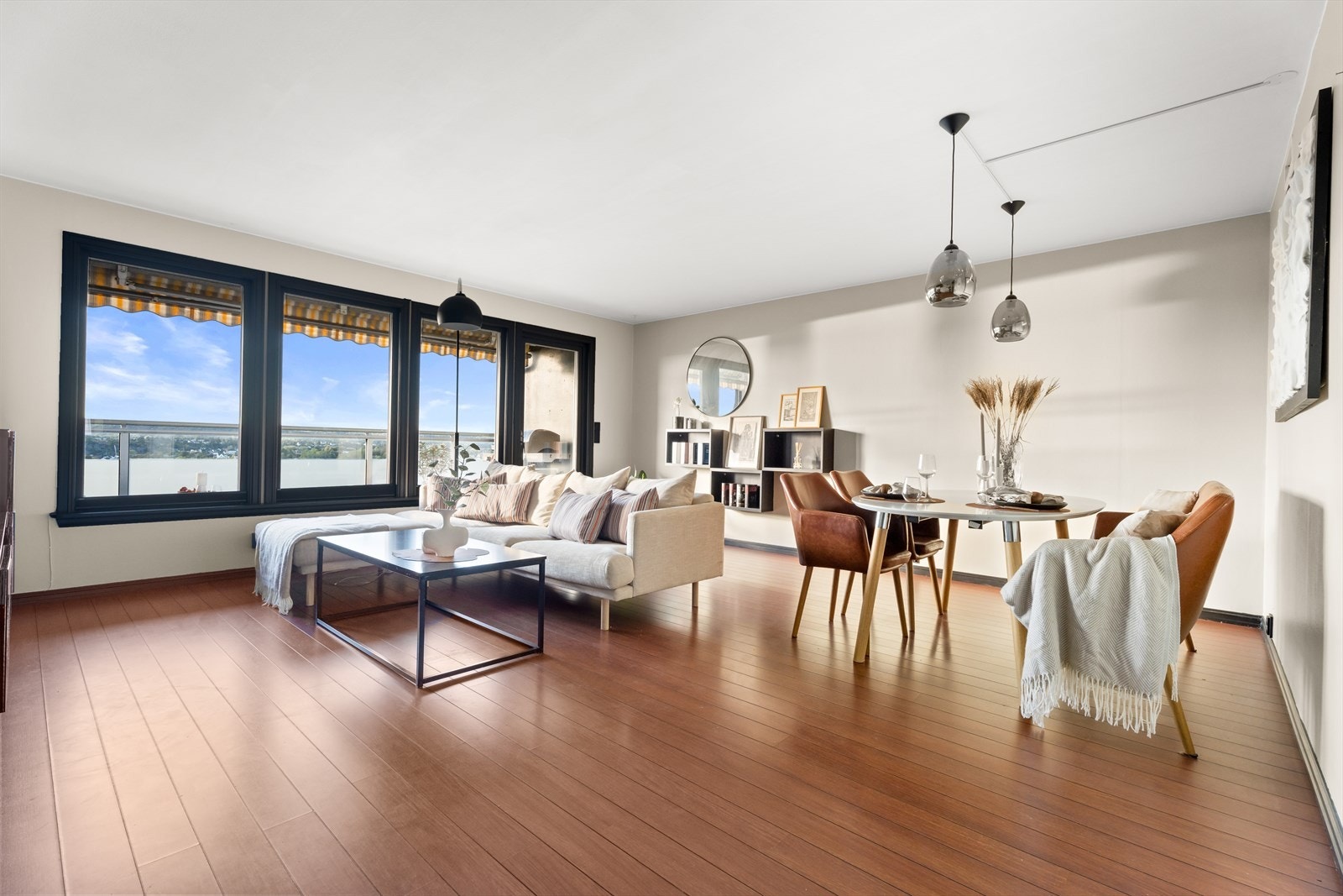 Leiligheten ligger i byggets 3. etasje og har en smart og god planløsning. Galleribilde