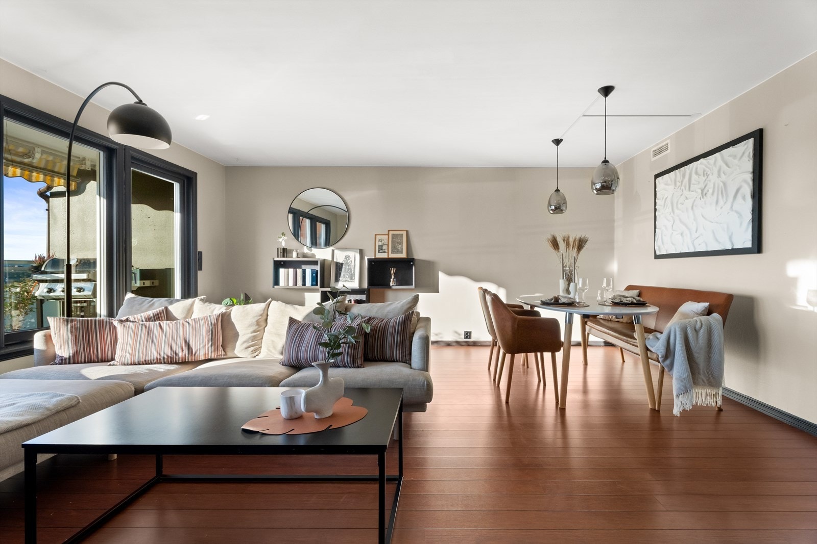 Fra stuen er det utgang til en solrik balkong med dekke av fliser - en flott forlengelse av stuen på varme sommerdager. Galleribilde