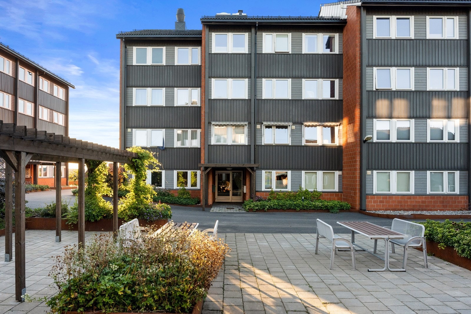 Fellesarealene er pent opparbeidet med steinlagte arealer, opparbeidede blomsterbed og grøntarealer, samt asfalterte internveier. Galleribilde