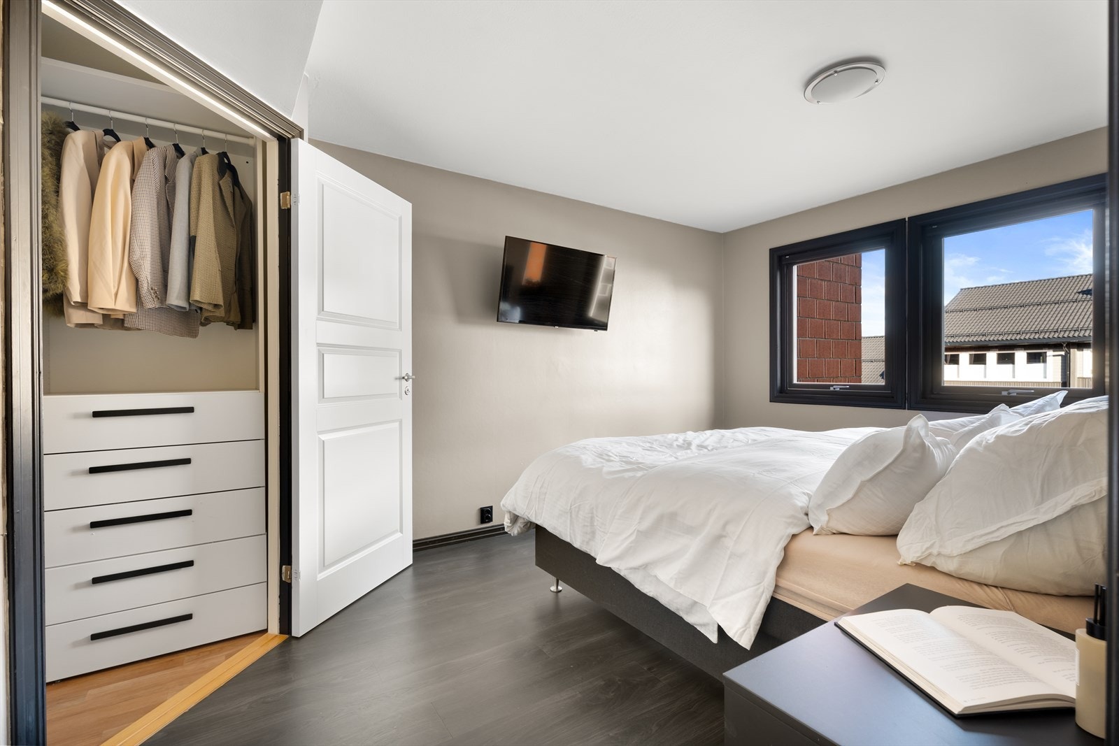 Soverommet har en fin løsning med direkte adkomst til et praktisk garderoberom, adskilt med dør. Galleribilde