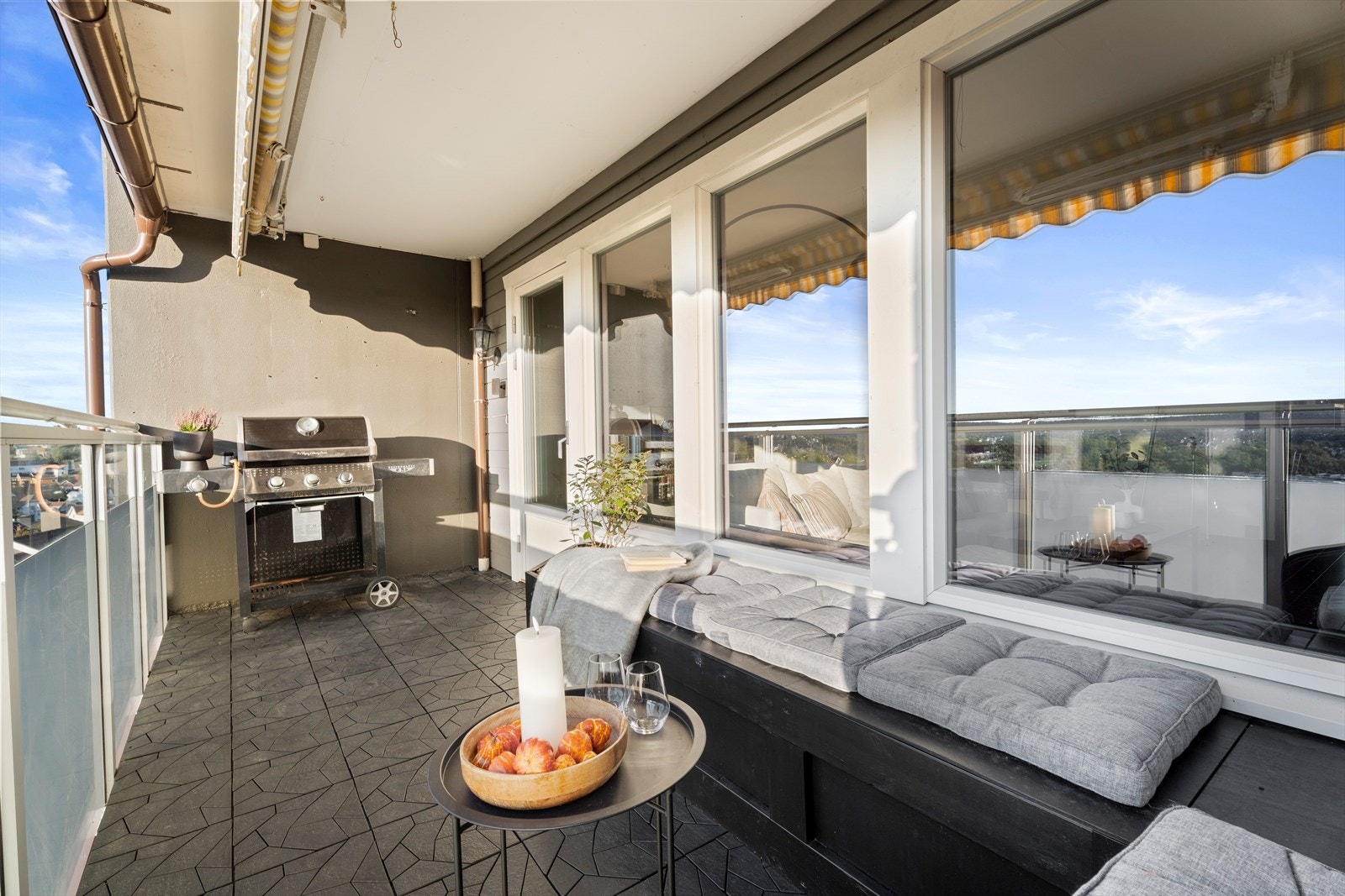 Balkongen har flislagt gulv og er oppmålt til 10 kvm. Galleribilde