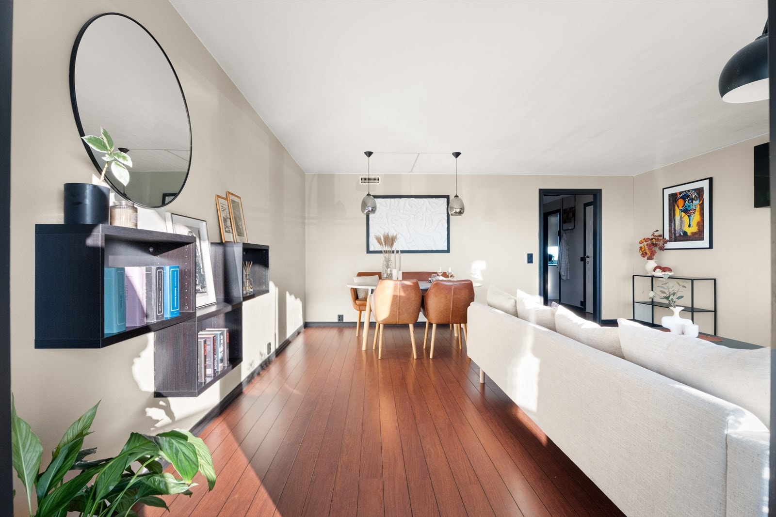 Leiligheten blir oppvarmet med elektriske panelovner og gulvvarme på bad/vaskerom. Galleribilde