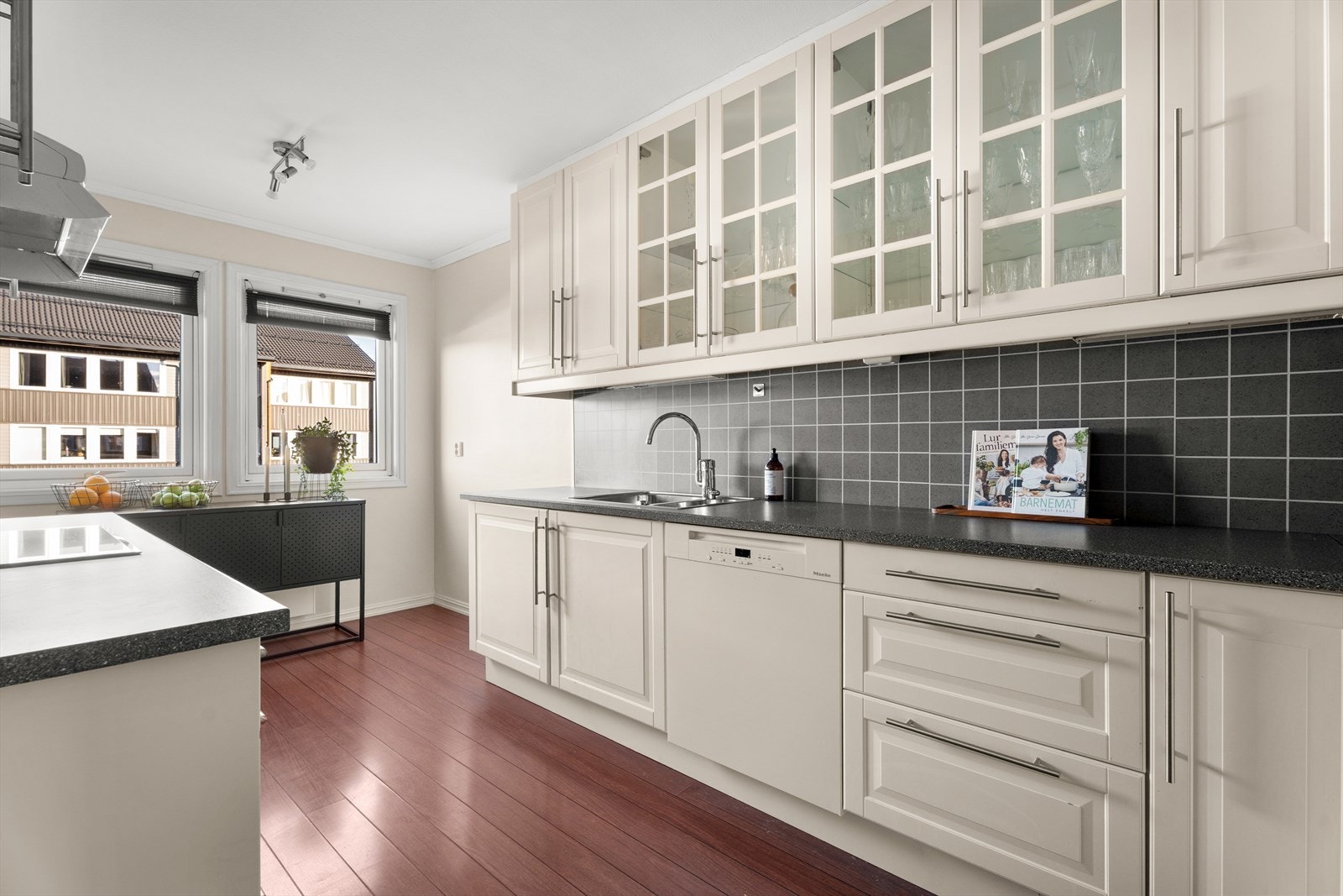 Innredningen består av klassiske, profilerte fronter og en benkeplate i laminat med nedfelt stålvask. Galleribilde