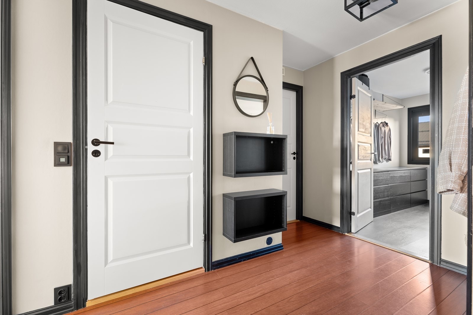 Her er det god plass til yttertøy og sko, praktisk løst med smart knaggrekke og skohyller. Galleribilde