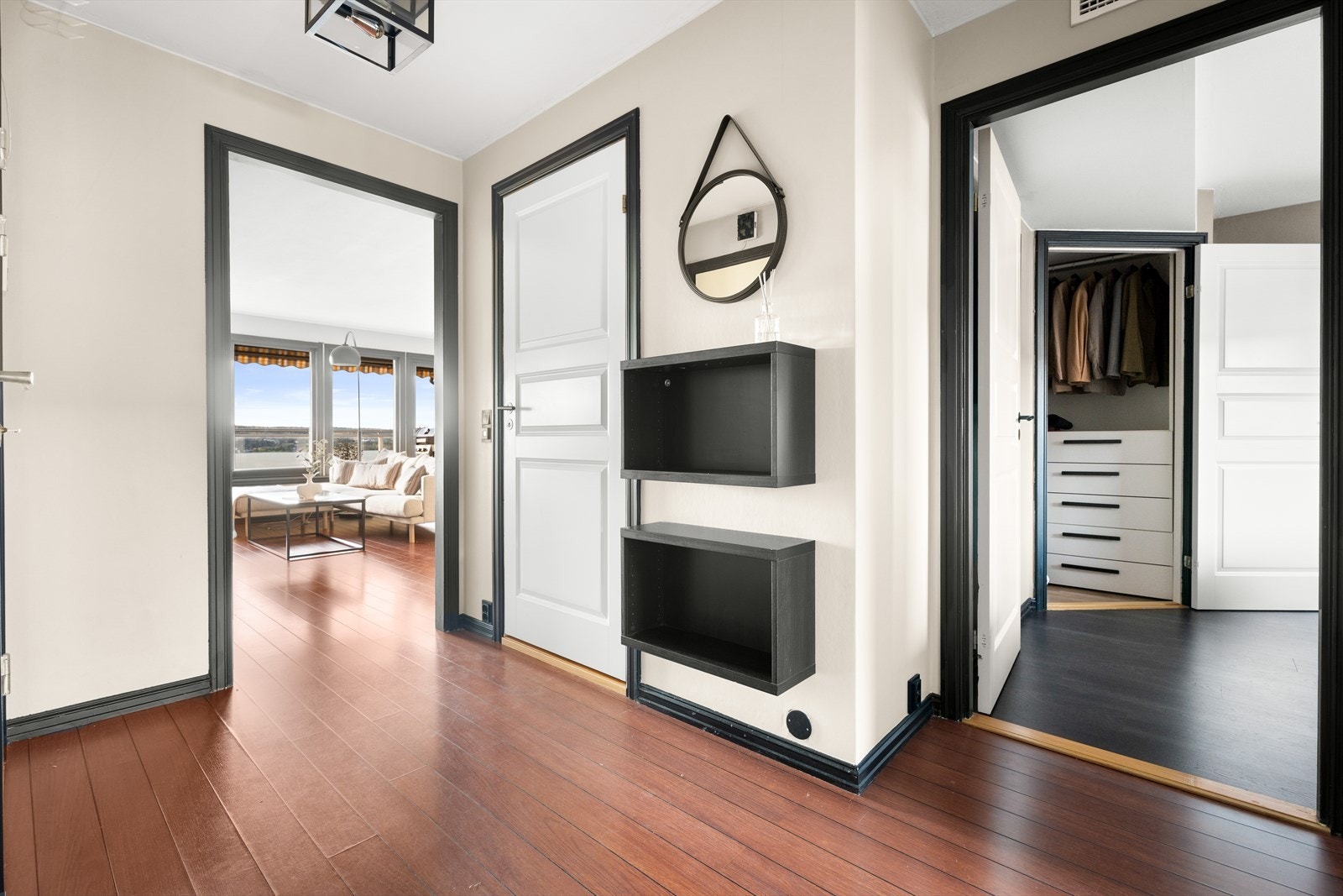 Veggene i gangen er malt i en lys fargetone, og gulvet er belagt med parkett som skaper en lun og innbydende atmosfære. Galleribilde