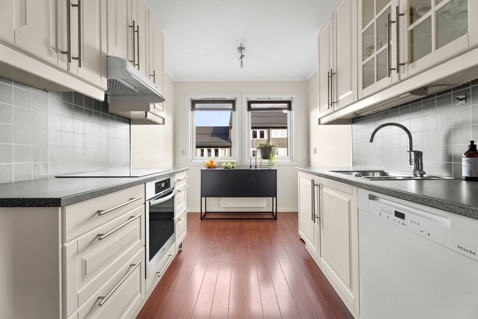 Kjøkkenet er fra 2010 og er innredet i en praktisk vinkelløsning som utnytter plassen optimalt. Galleribilde