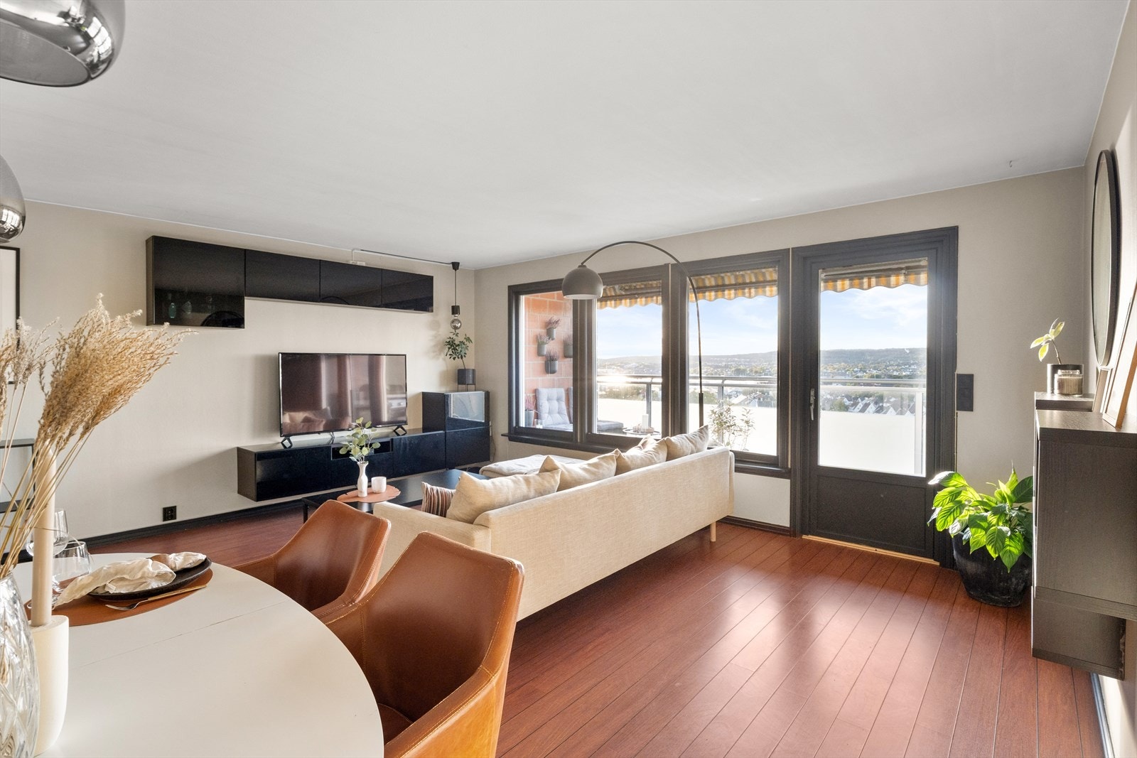 Gulvet har laminat i en varm bruntone som skaper en lun og innbydende atmosfære. En fin kontrast til de ellers lyse veggene og den hvite himlingen. Galleribilde