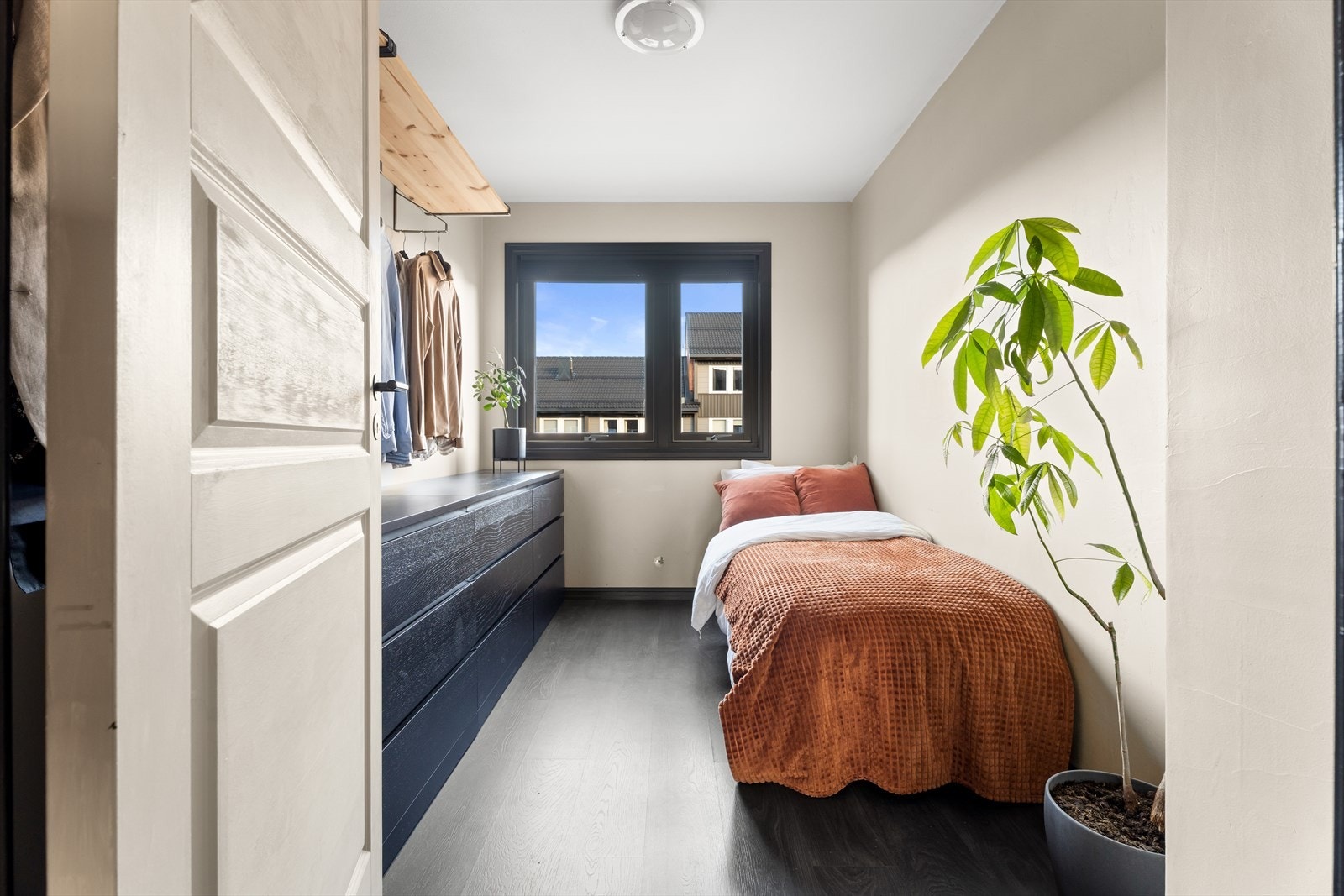 Soverom nr. 2- Soverommene har samme kvalitet på vegger og gulv som i resten av leiligheten. Galleribilde