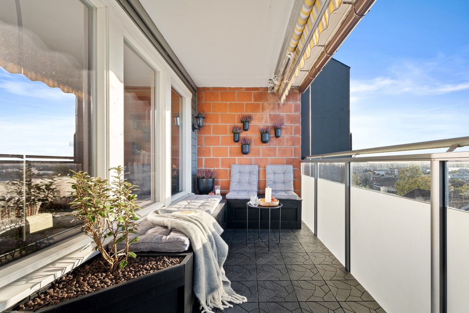 Fra stuen er det utgang til en vestvendt balkong med gode solforhold. Galleribilde