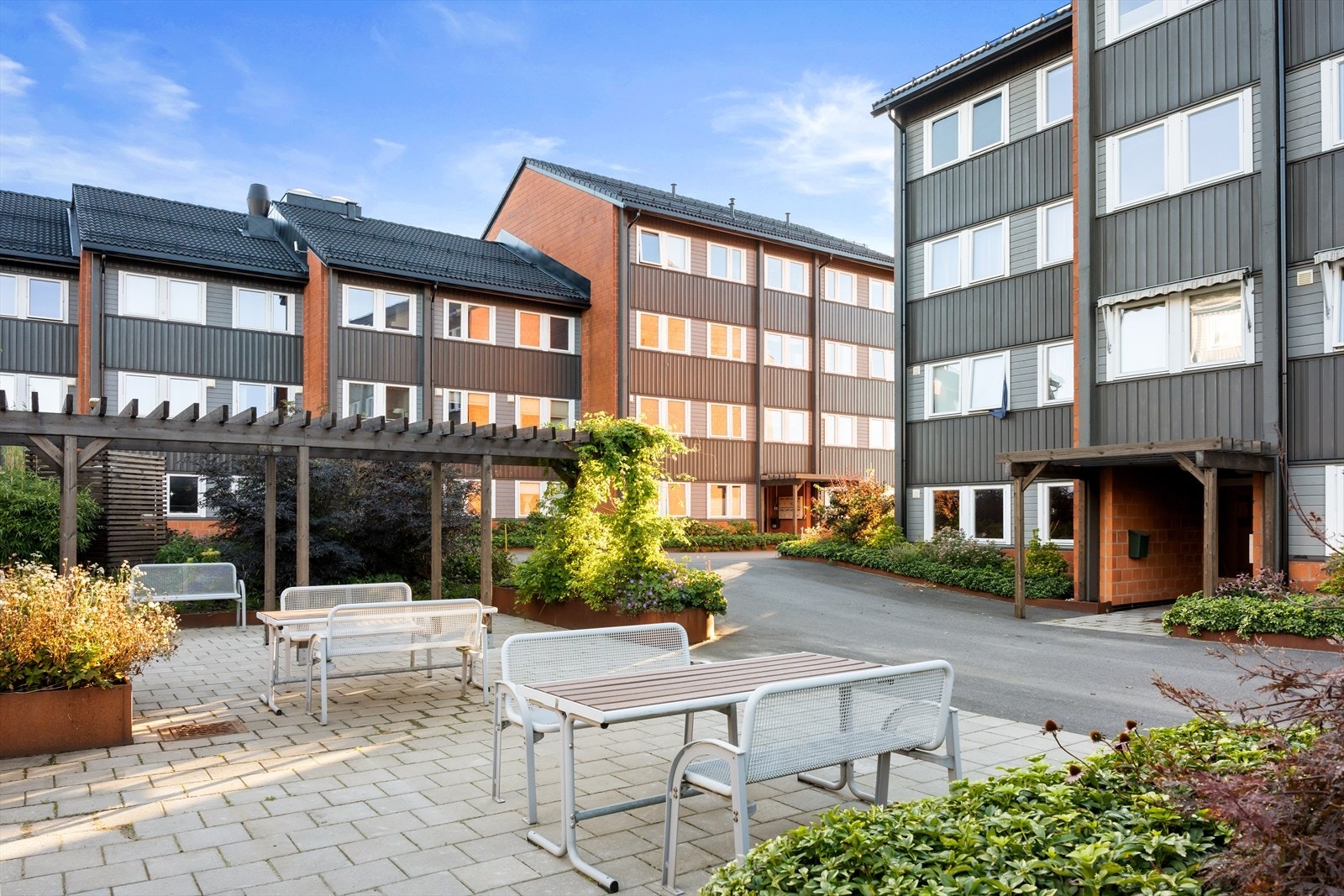 Fellesarealene har hyggelig uteområde med sittegrupper som innbyr til sosiale sammenkomster. Galleribilde