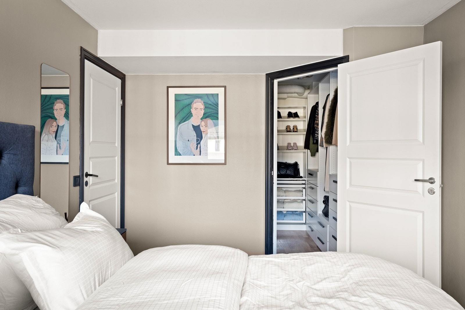 Leiligheten har 2 soverom. Soverommene er holdt i lyse og tidløse fargenyanser og har godt med naturlig lys, noe som skaper en behagelig atmosfære. Galleribilde