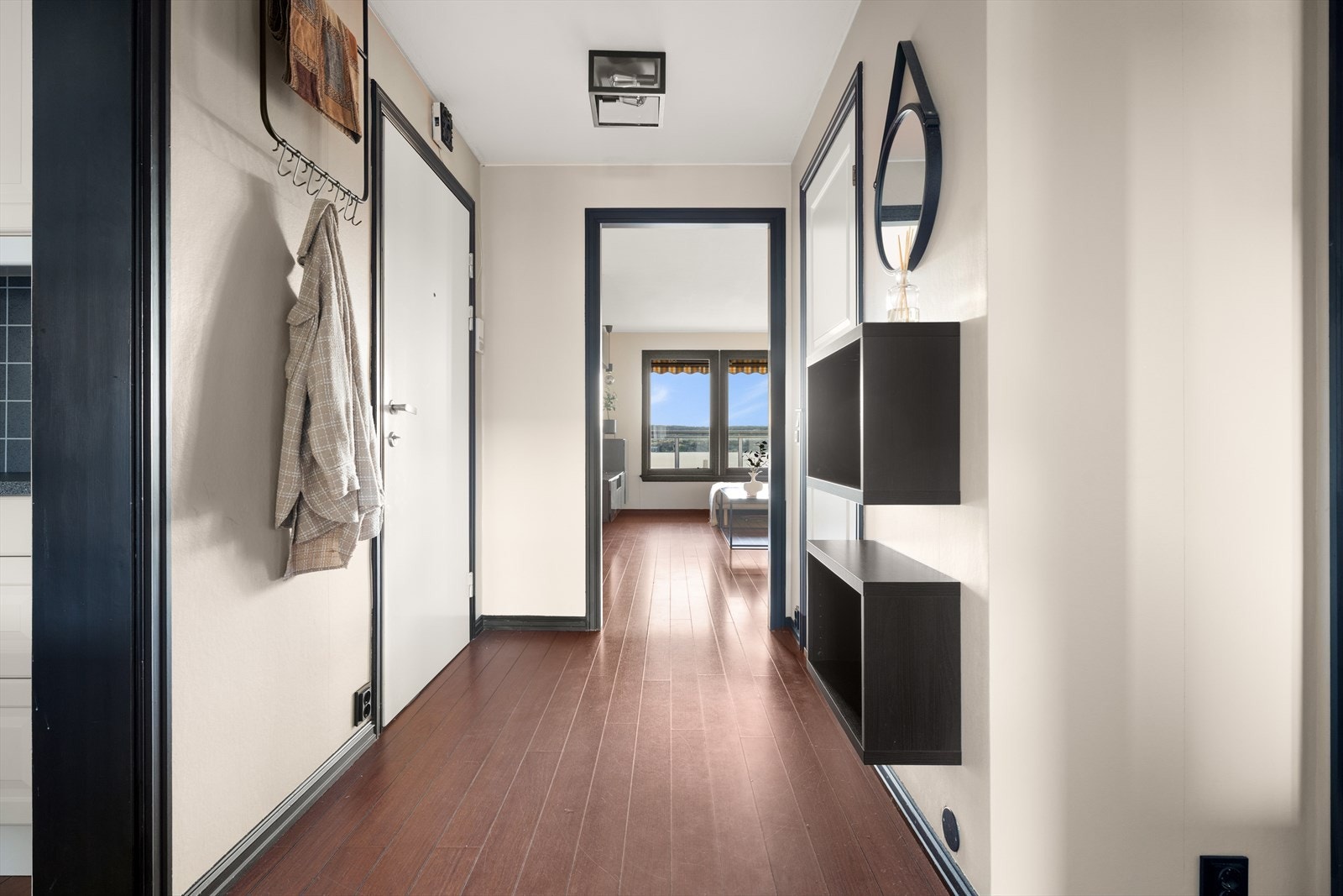 Innenfor døren møtes du av en romslig og lys entré som gir et svært godt førsteinntrykk. Galleribilde