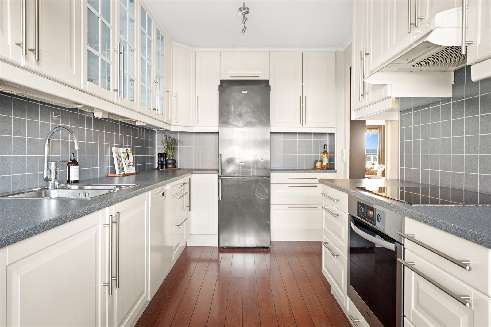 Over benken er det lagt moderne plater kitchenboard , og det er både stikkontakter og god belysning med lys under overskapene - praktisk for både matlaging og stemningslys. Galleribilde