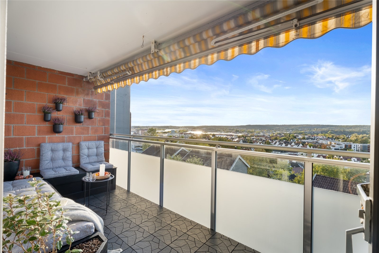 Balkongen har god plass til utemøbler. Galleribilde