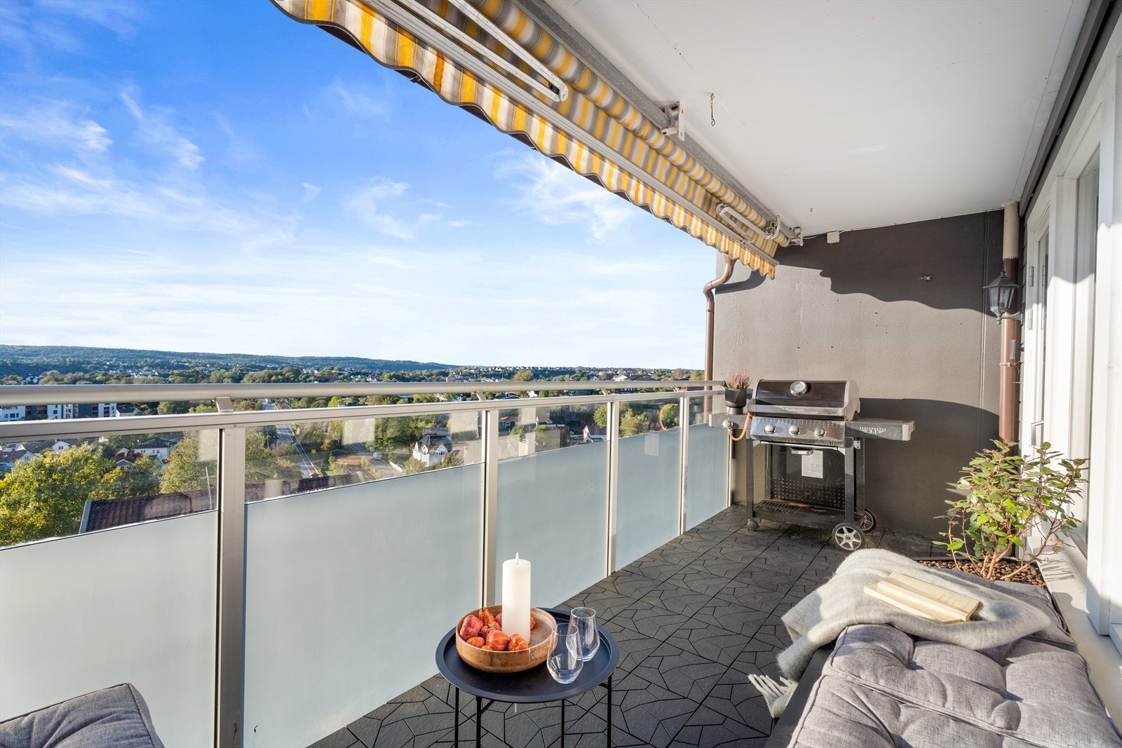 Vestvendt balkong med kveldssol og fantastisk sjøutsikt! Galleribilde