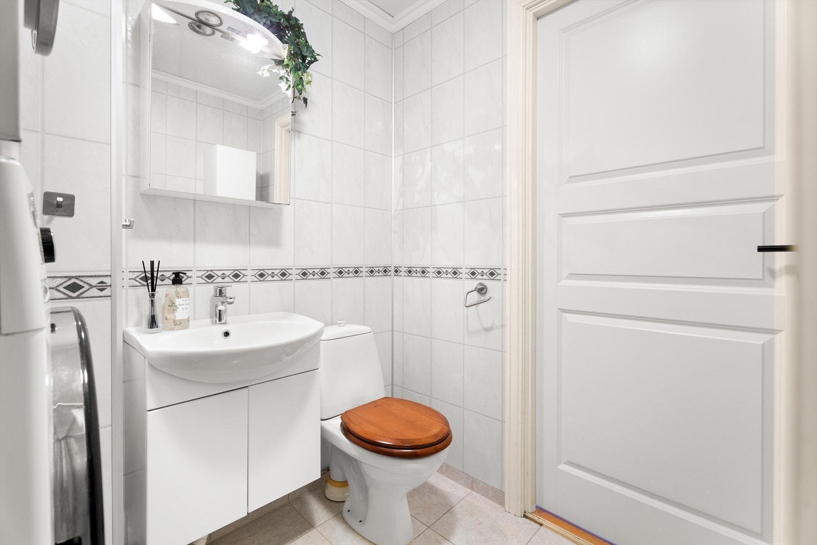 Baderommet har fliser på vegger og gulv og malt betong i himling. Varmekabler i gulv. Galleribilde