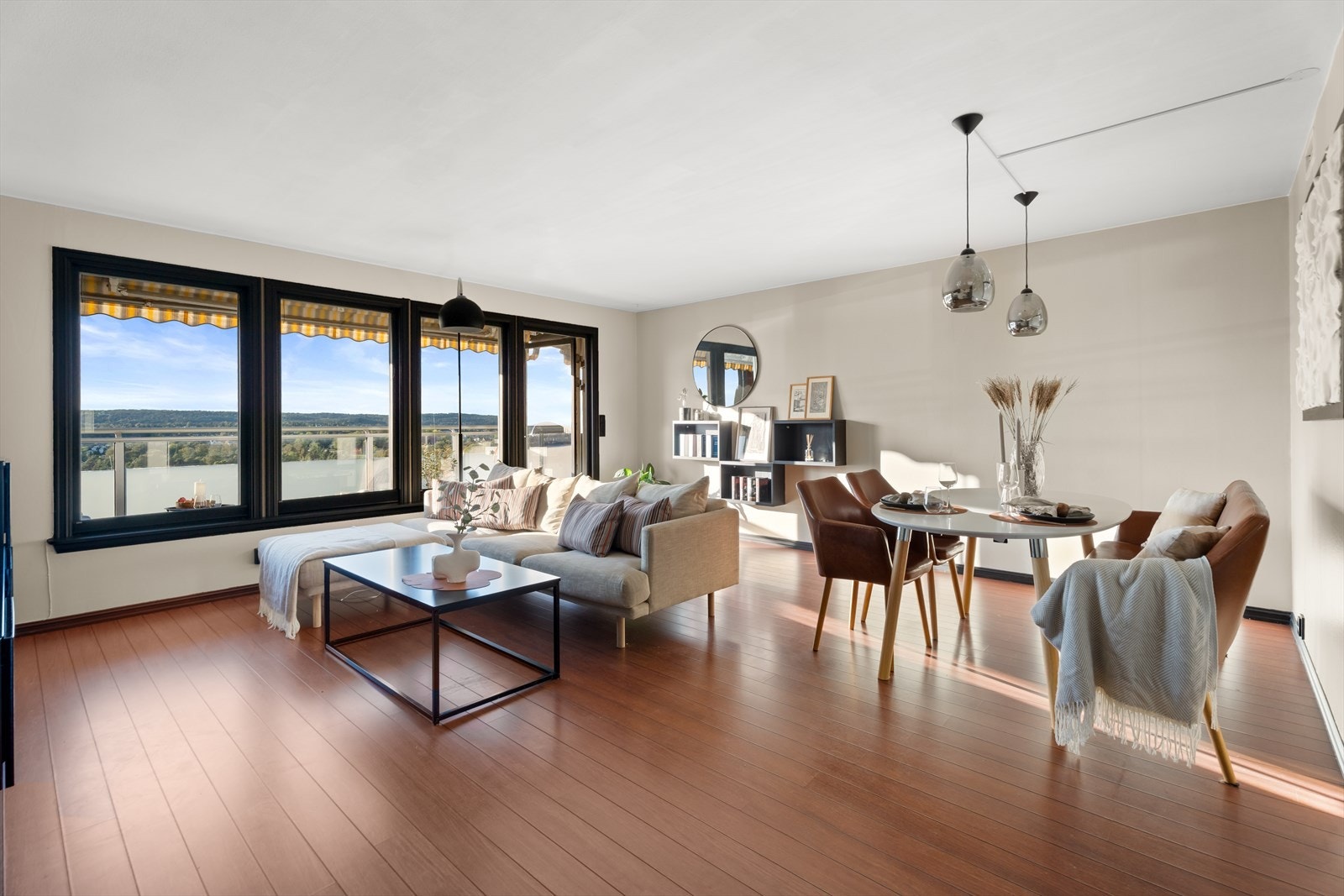 Leiligheten har en moderne og luftig stue med store vindusflater som slipper inn rikelig med dagslys. Galleribilde