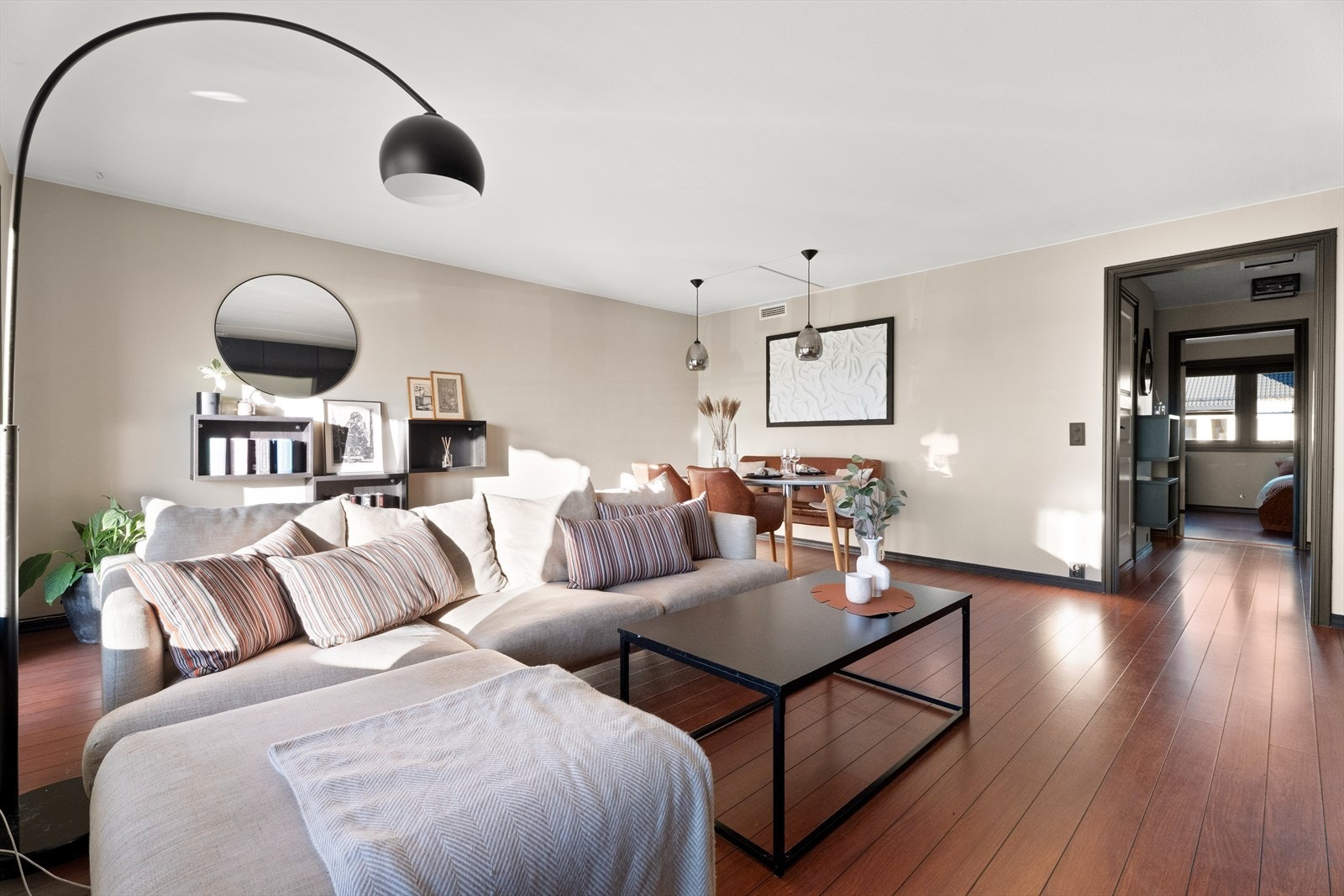 Stuen har god plass til spisestue, sofagruppe, bord og TV-møblement. Galleribilde