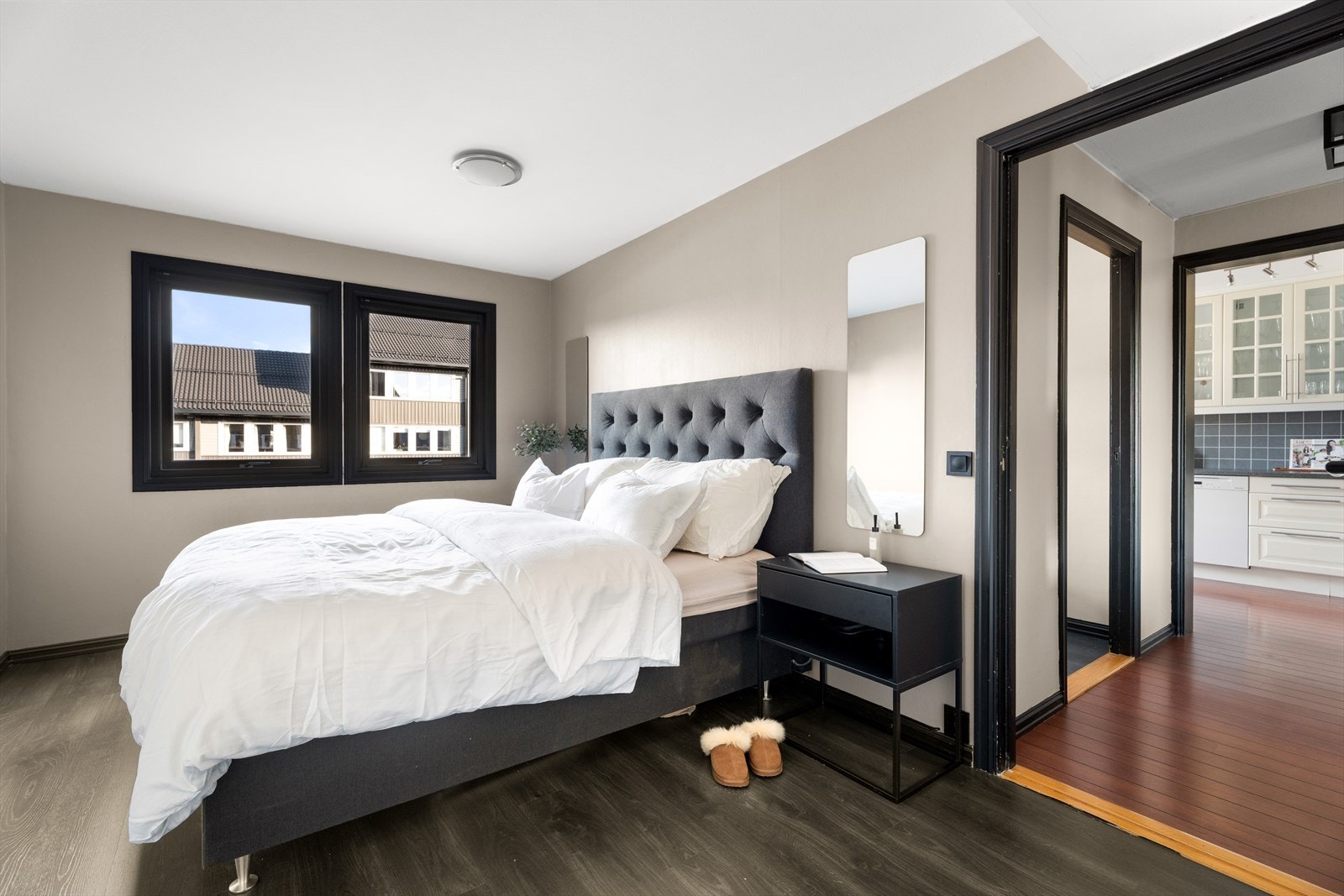 Hovedsoverommet er av god størrelse og har plass til dobbeltseng med tilhørende nattbord eller andre møbler som passer din familie. Galleribilde