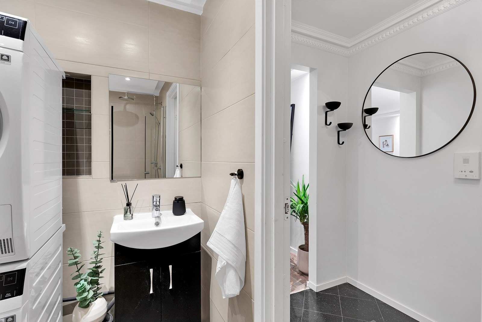 Badet ble pusset opp i 2015 og har flislagte overflater på gulv og vegger. Galleribilde