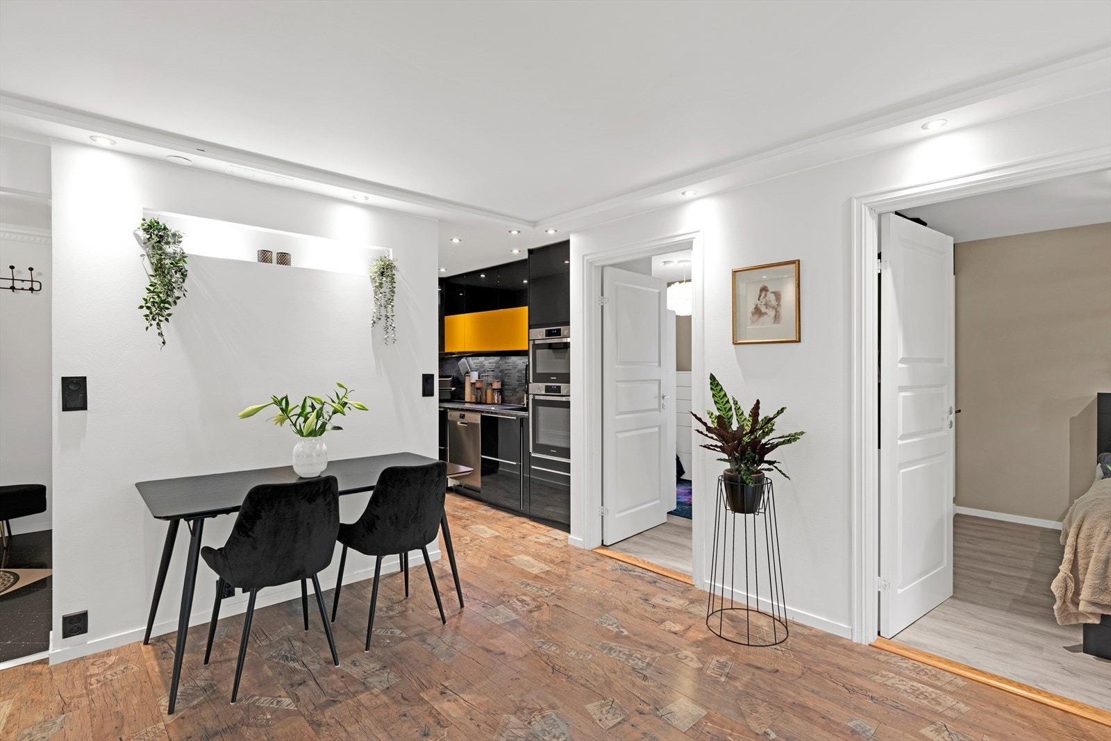 Den åpne løsningen binder kjøkken og stue sammen, og gir enkel adkomst til soverommene. Galleribilde