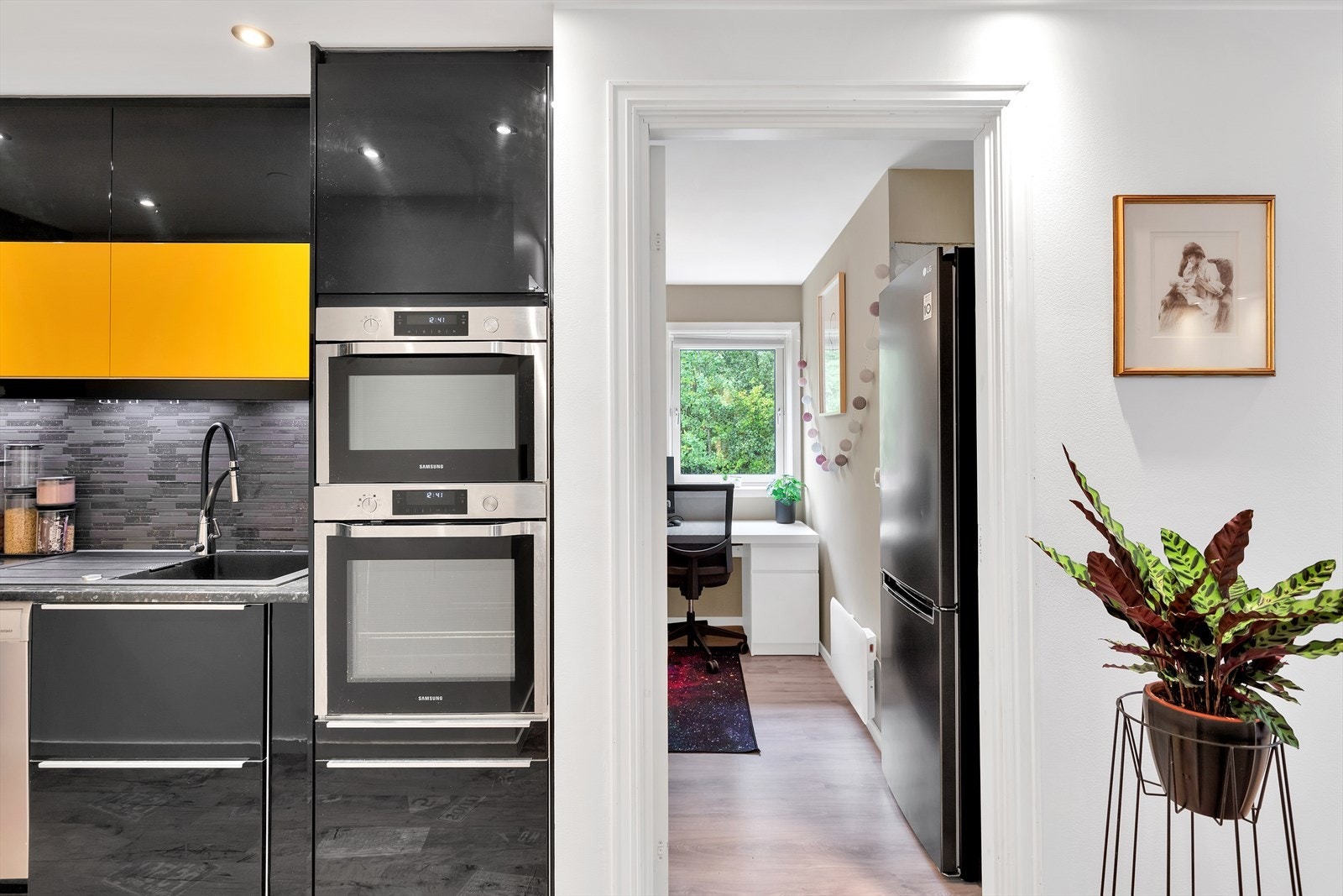 Kjøkkenet er praktisk plassert i tilknytning til leilighetens øvrige rom. Galleribilde