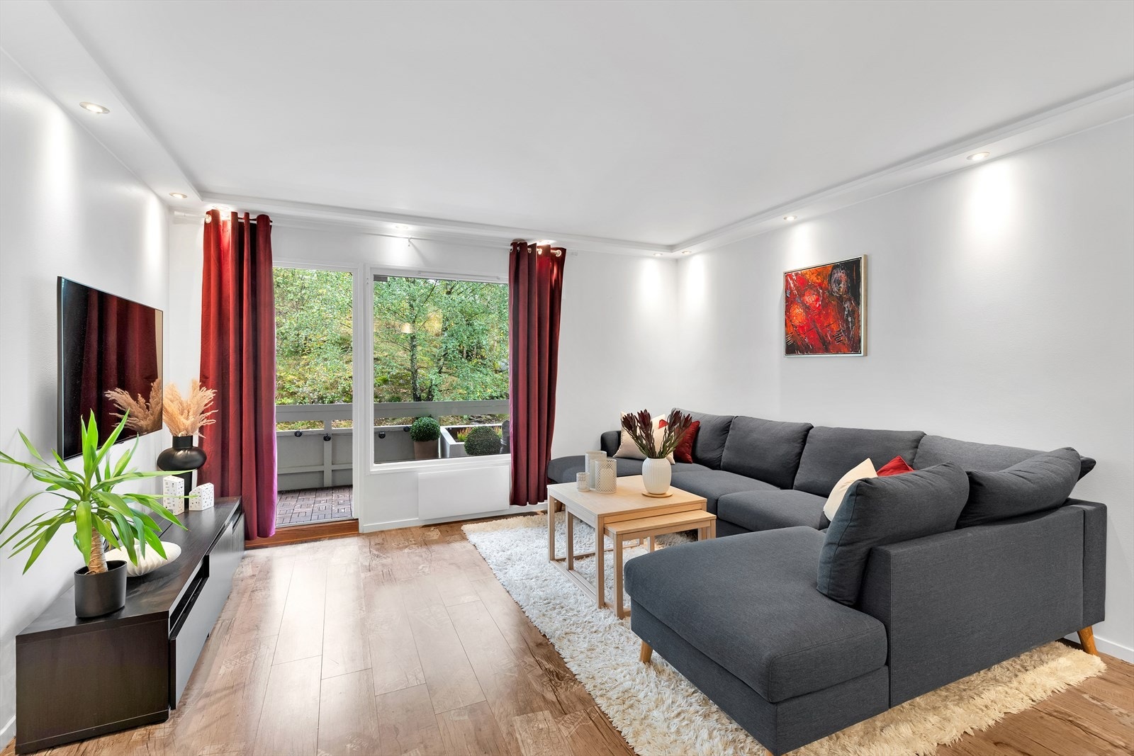 Store vindusflater i stuen slipper inn rikelig med dagslys. Galleribilde