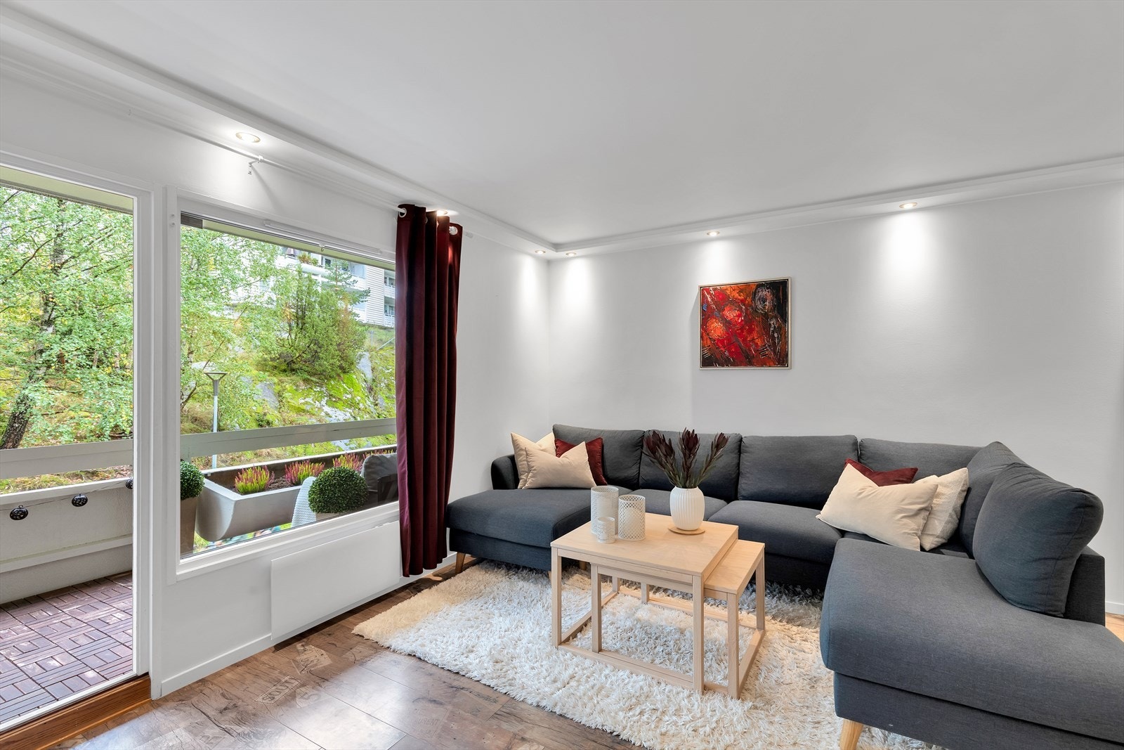 Vinduet og verandadøren skaper en god forbindelse mellom inne- og uterommet. Galleribilde