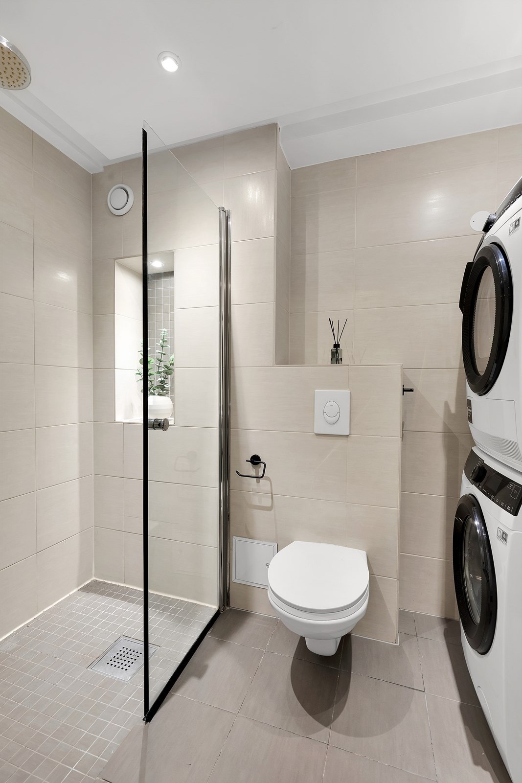 Her er det dusjhjørne med nedsenket sone, vegghengt toalett og downlights i himlingen. Galleribilde