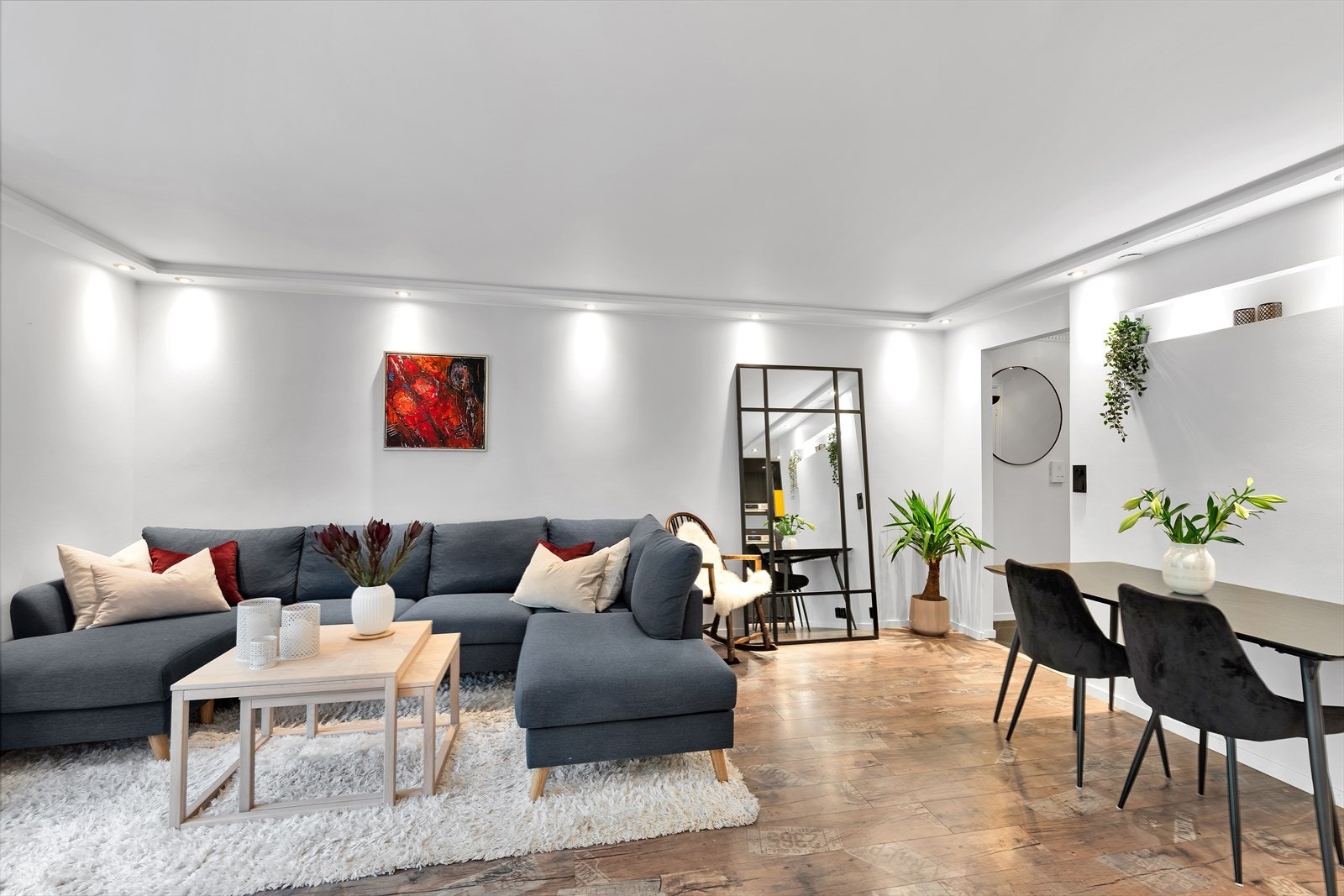 Den åpne løsningen gir en god romfølelse, og downlights langs veggene sørger for god belysning. Galleribilde