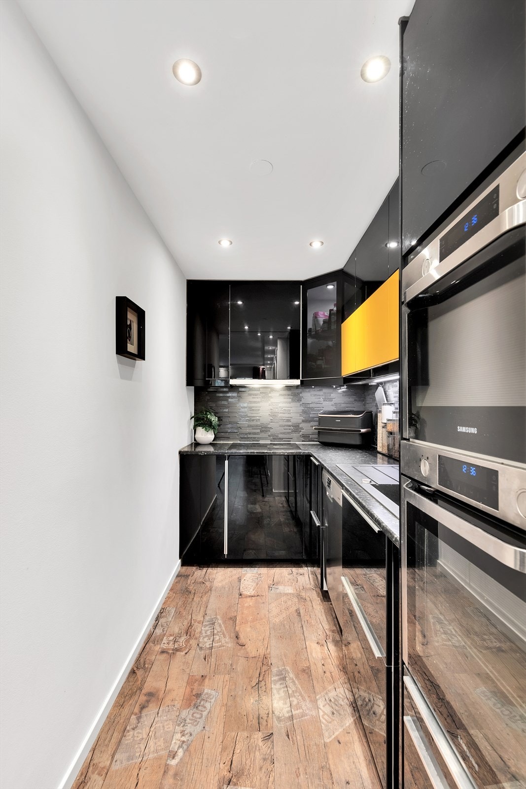 Kjøkkenets smale, men effektive design utnytter plassen godt. Galleribilde