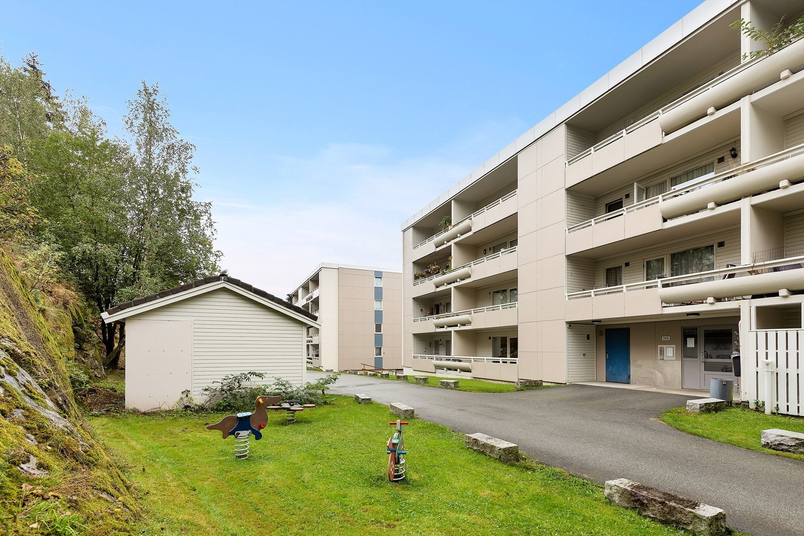 Bygningen er fra 1990, og fasadene ble oppgradert i 2024. Galleribilde